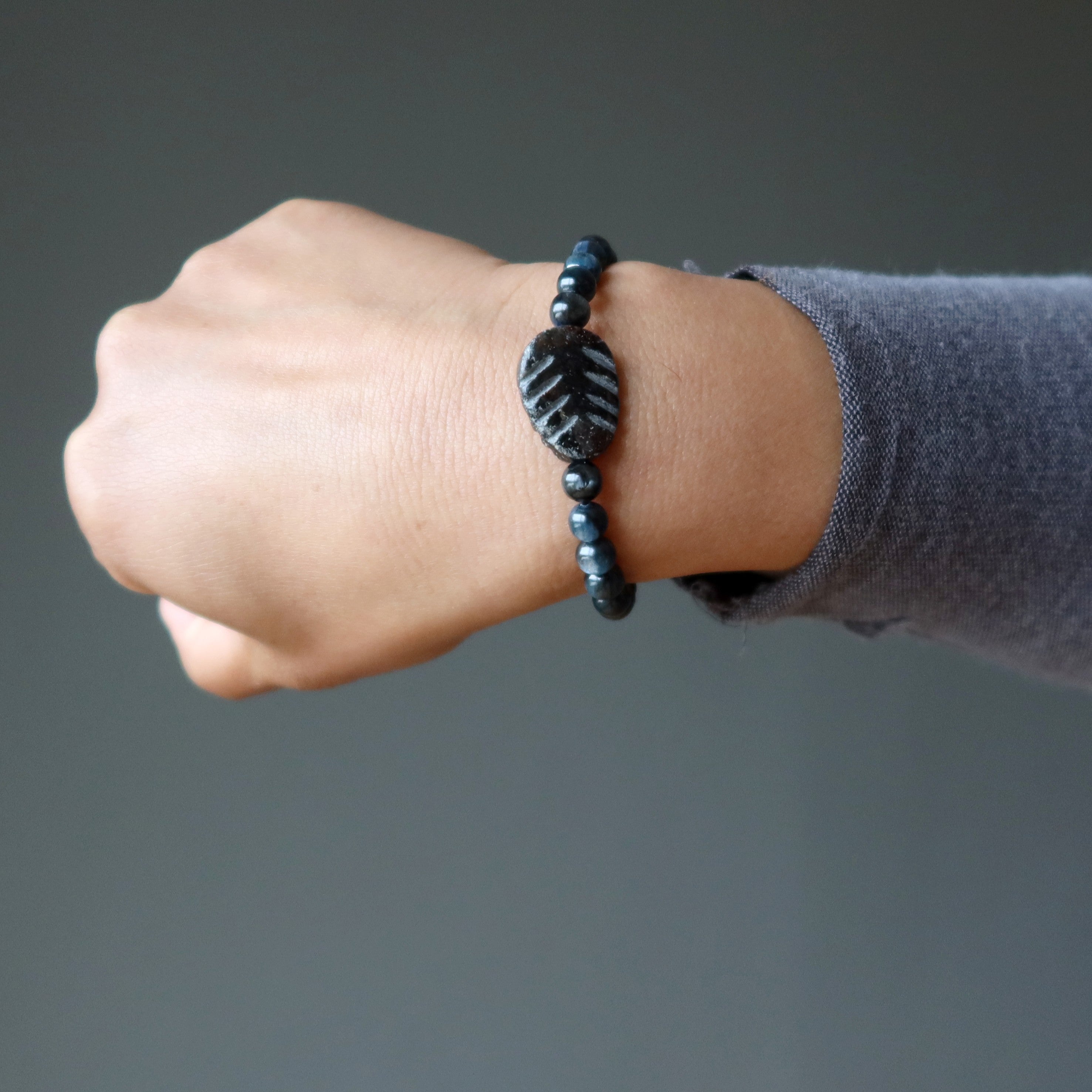 Kyanit Armband Blaue Edelsteinperlen & schwarzer Arfvedsonit-Blatt