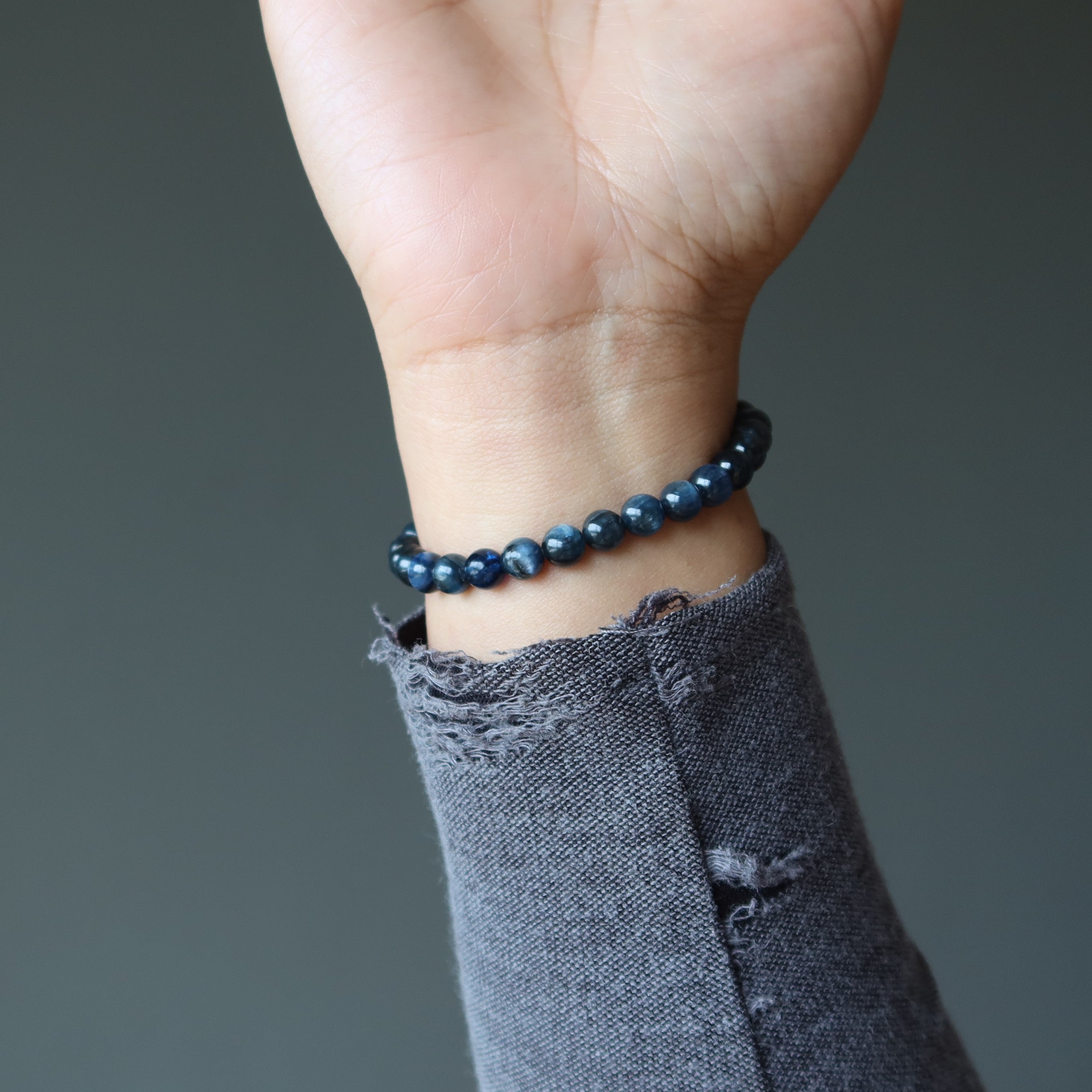 Kyanit Armband Blaue Edelsteinperlen & schwarzer Arfvedsonit-Blatt