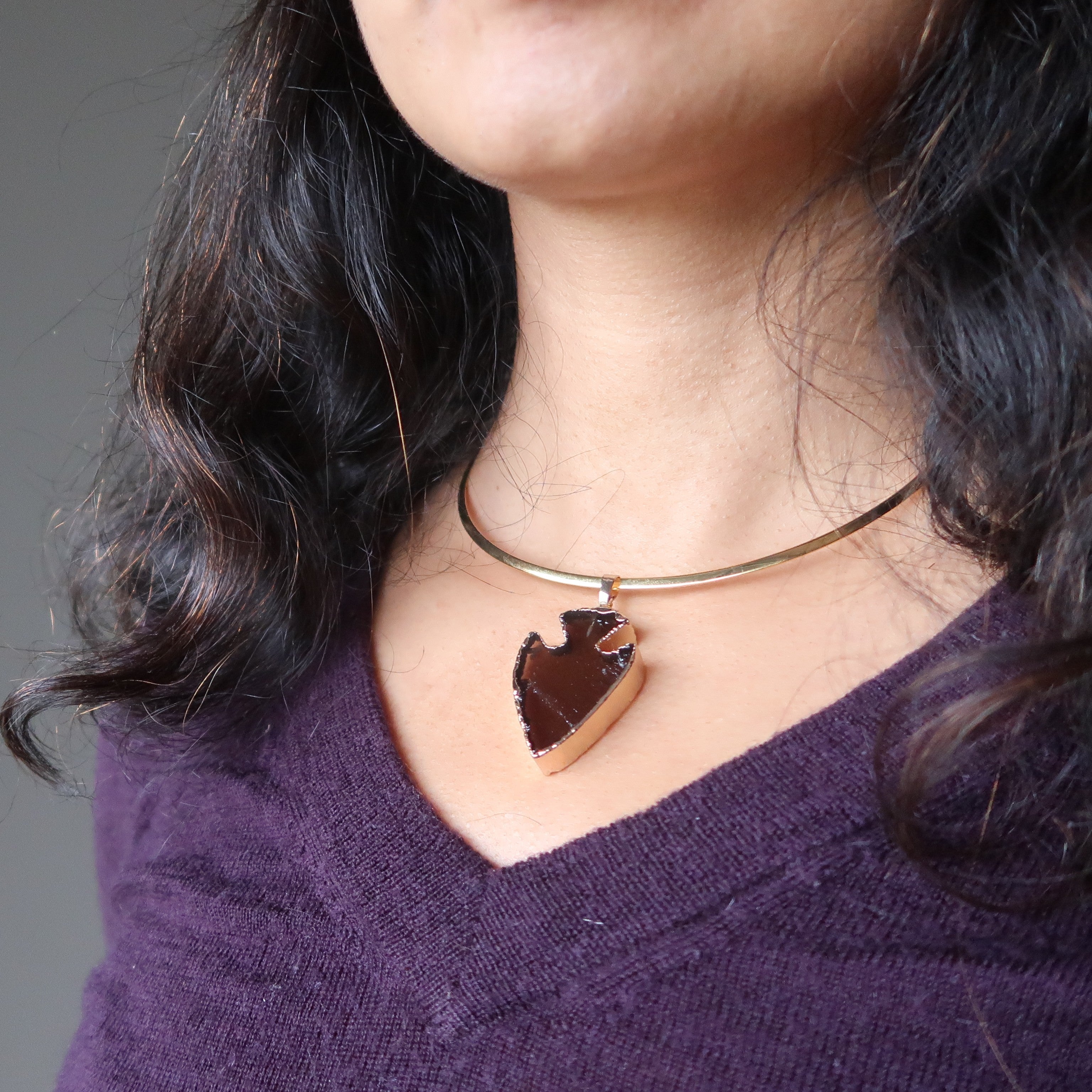Collier en quartz fumé avec pendentif flèche, ras-du-cou doré