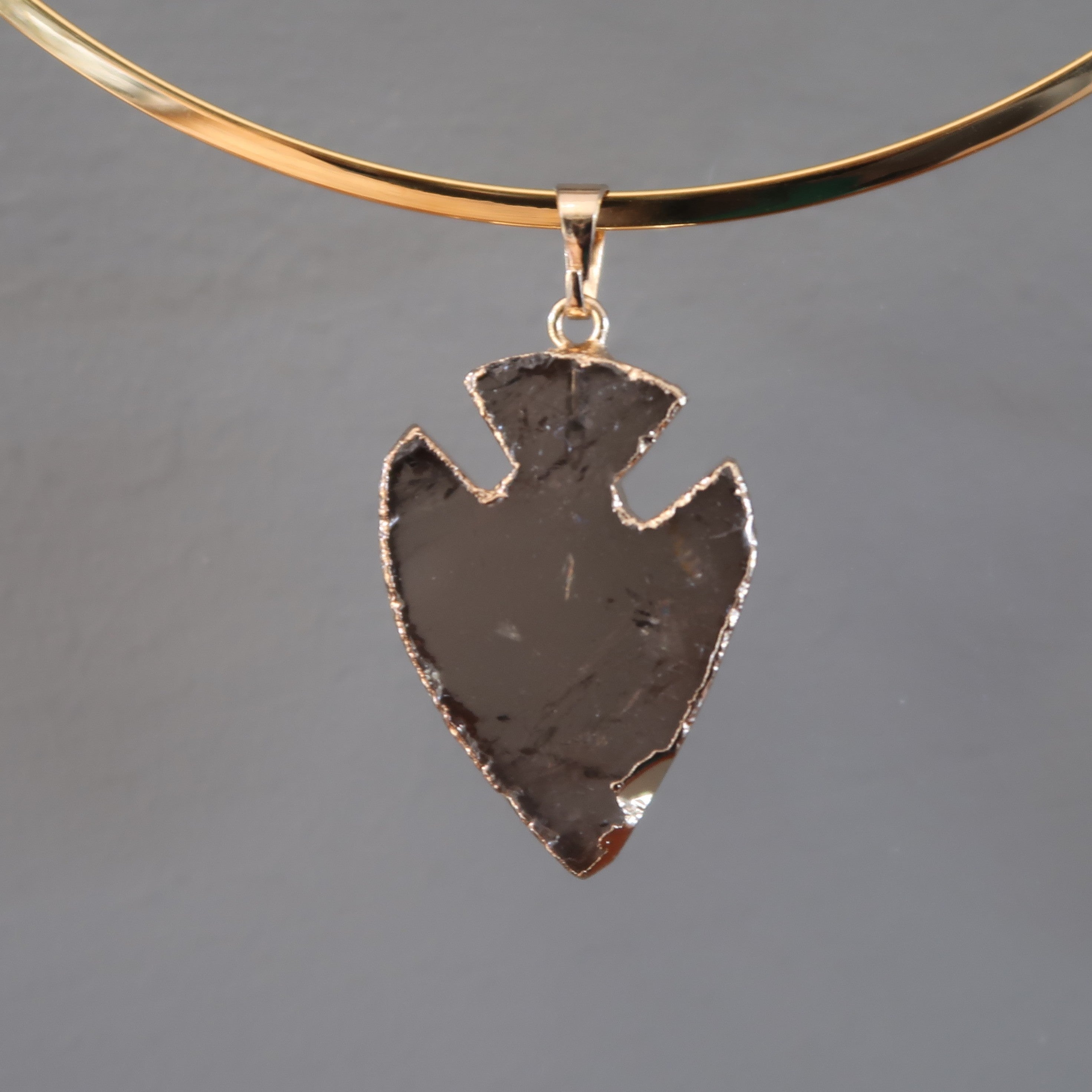 Collier en quartz fumé avec pendentif flèche, ras-du-cou doré