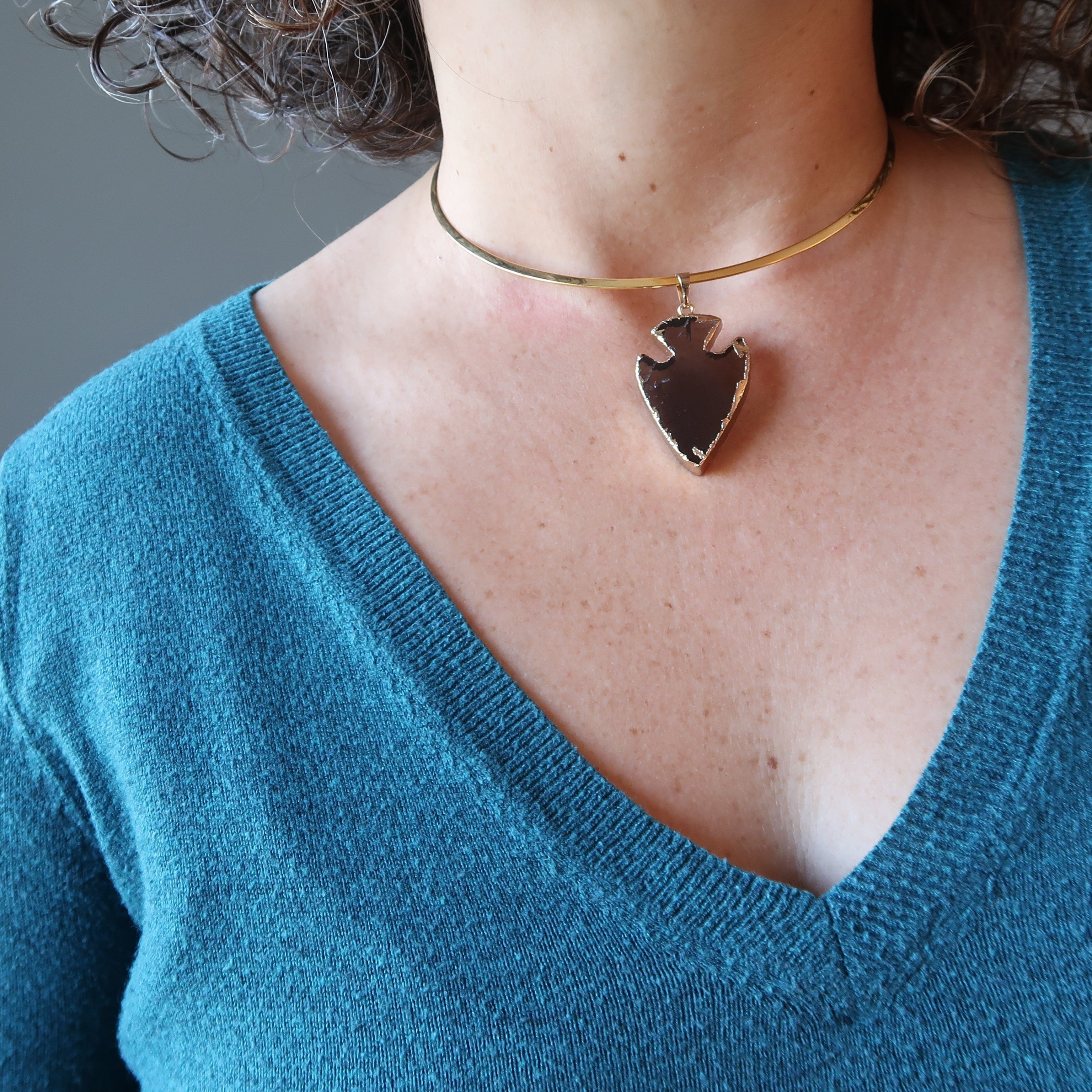 Collier en quartz fumé avec pendentif flèche, ras-du-cou doré