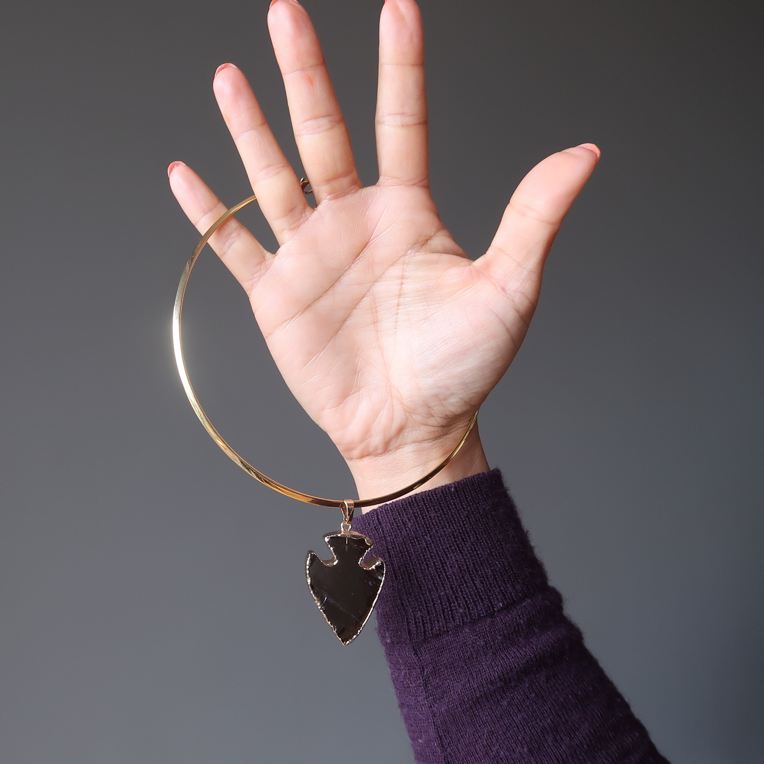 Collier en quartz fumé avec pendentif flèche, ras-du-cou doré