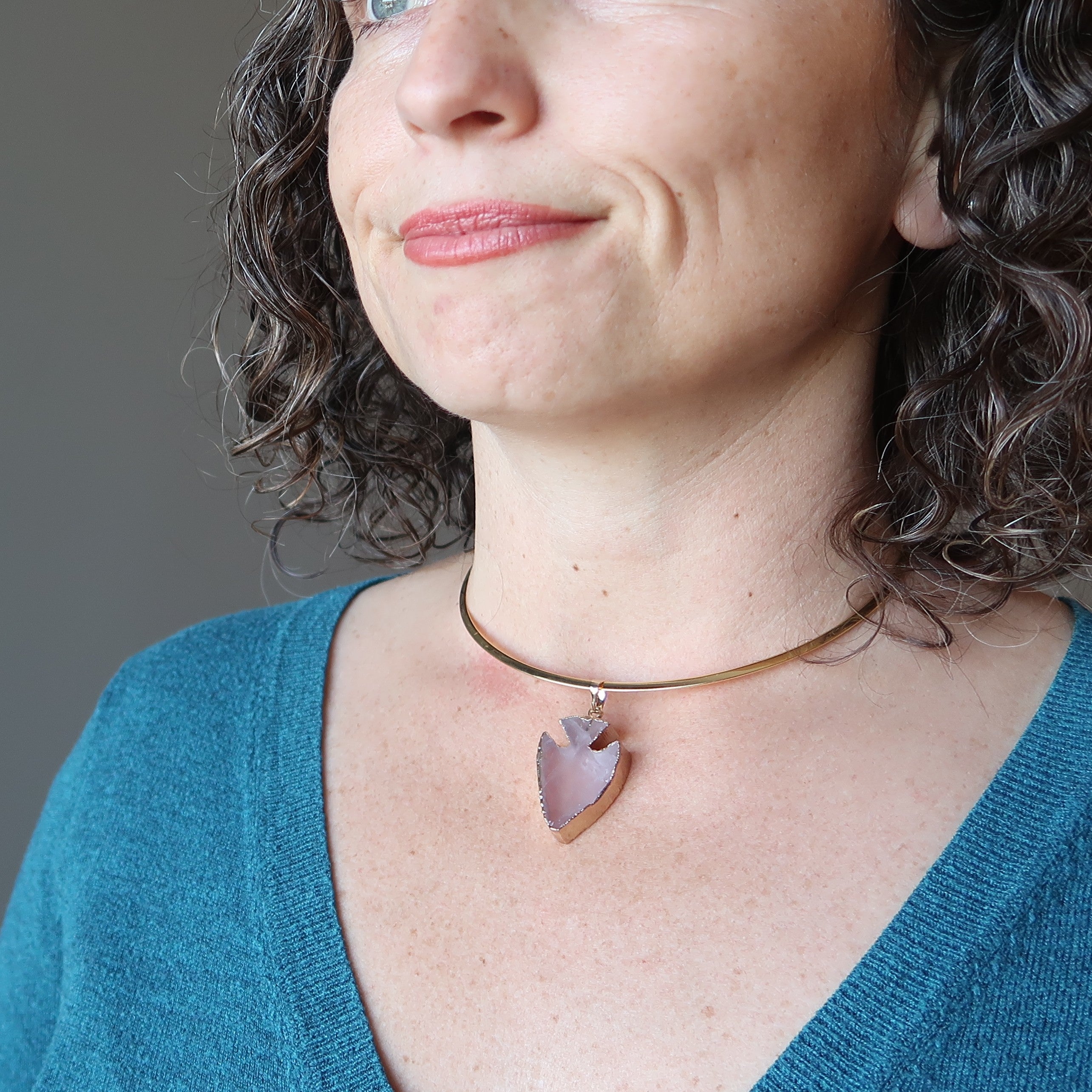 Rosenquarz-Halskette mit Pfeilspitze Amor-Gold-Choker