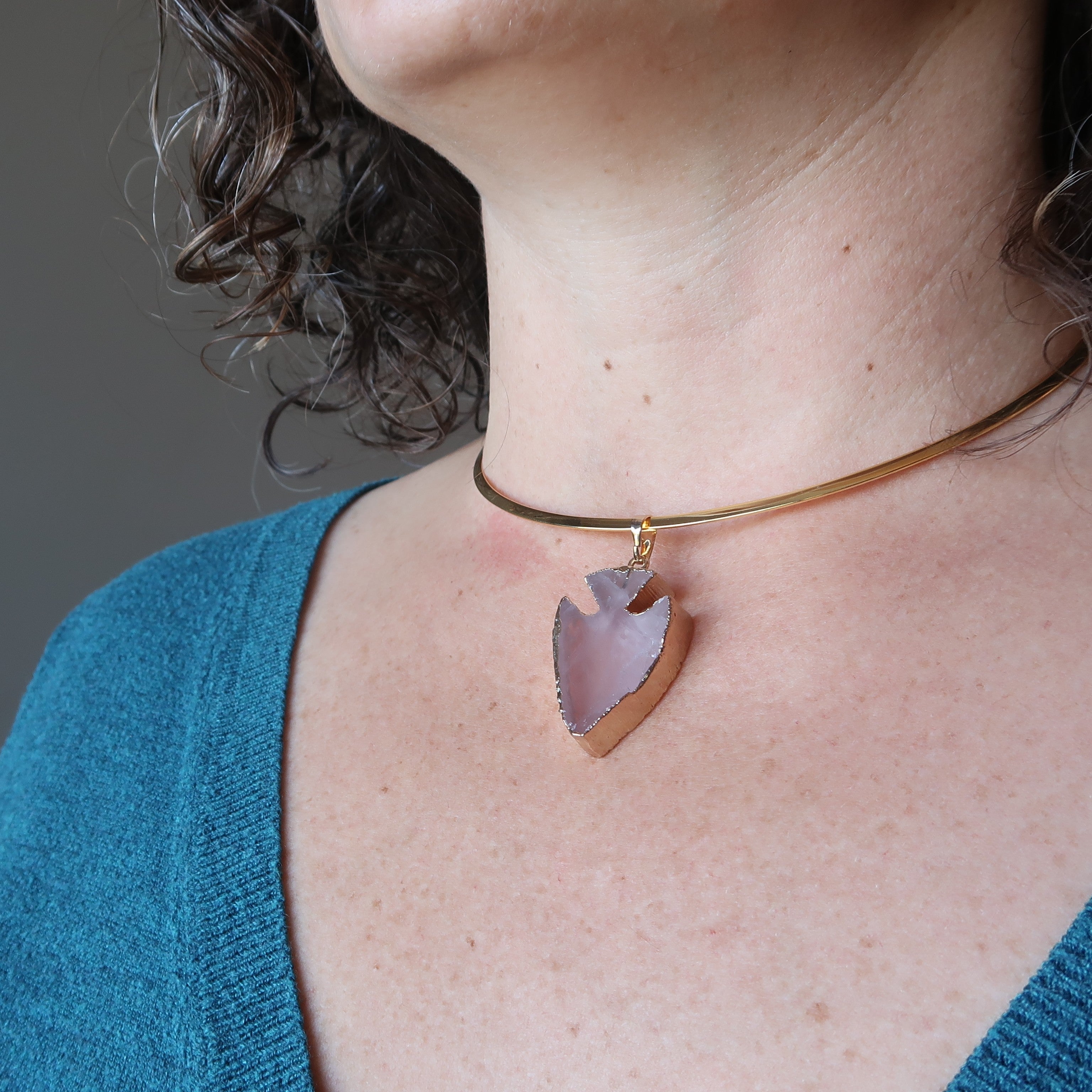 Rosenquarz-Halskette mit Pfeilspitze Amor-Gold-Choker