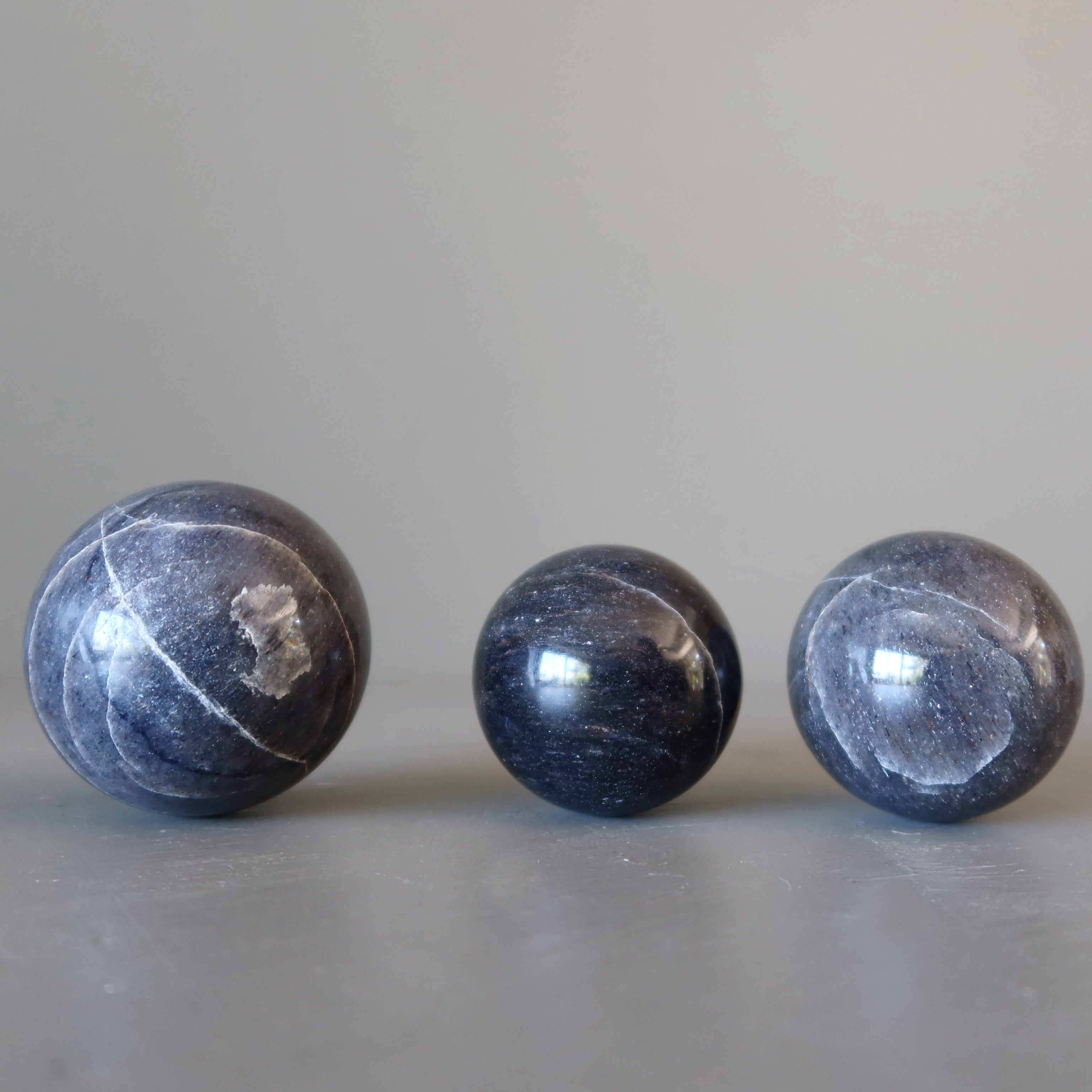 Sphère en Aventurine Bleu Nuit – Boule de Cristal Méridien