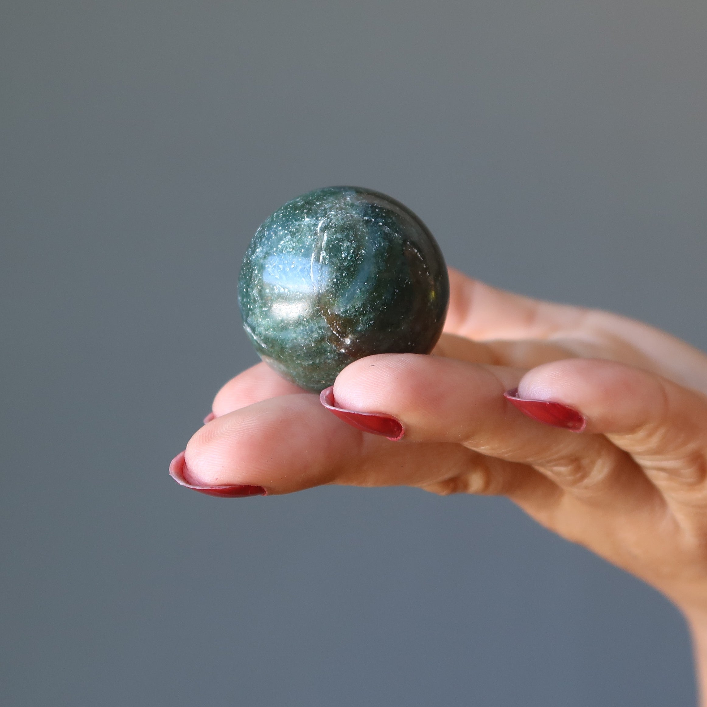 Sphère d'aventurine verte : Cristal de prospérité et d'abondance florissante