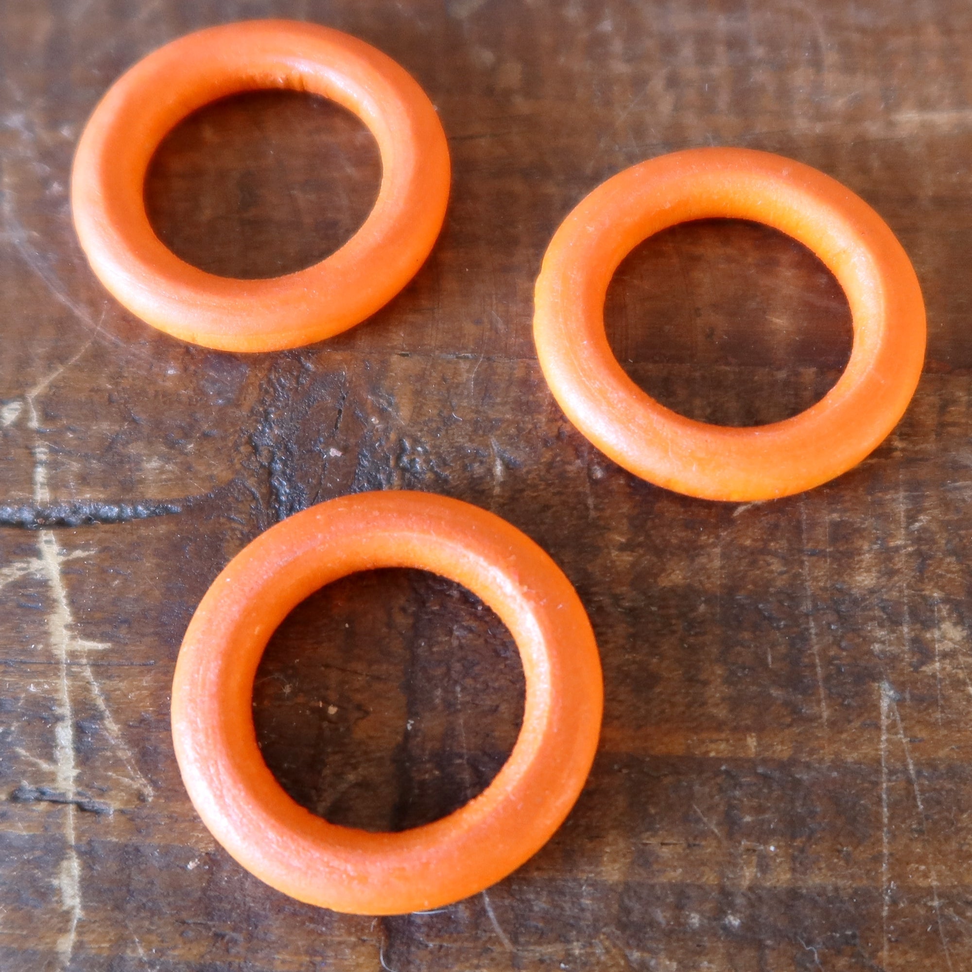 Présentoir en bois orange vif et joyeux pour boules de cristal