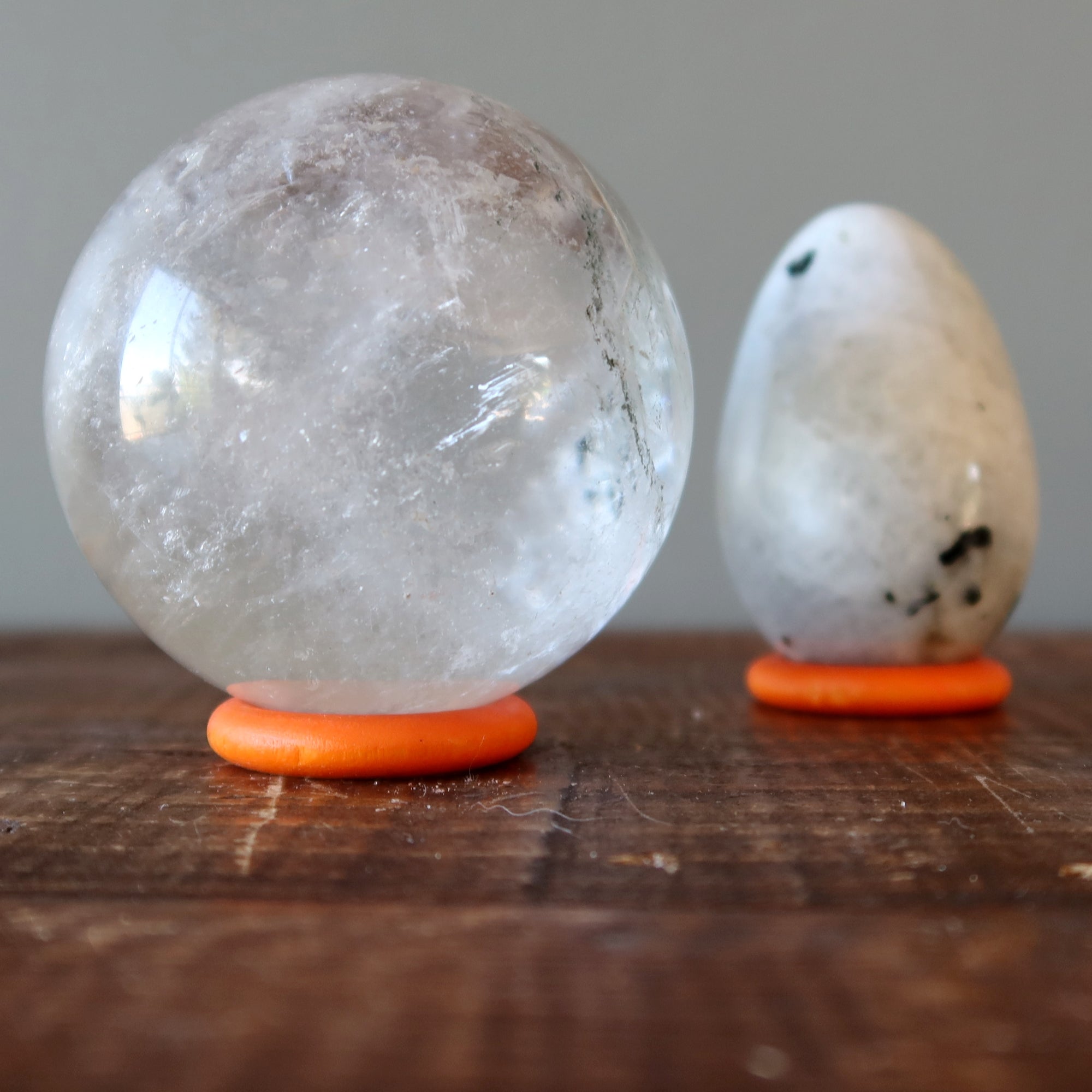 Présentoir en bois orange vif et joyeux pour boules de cristal