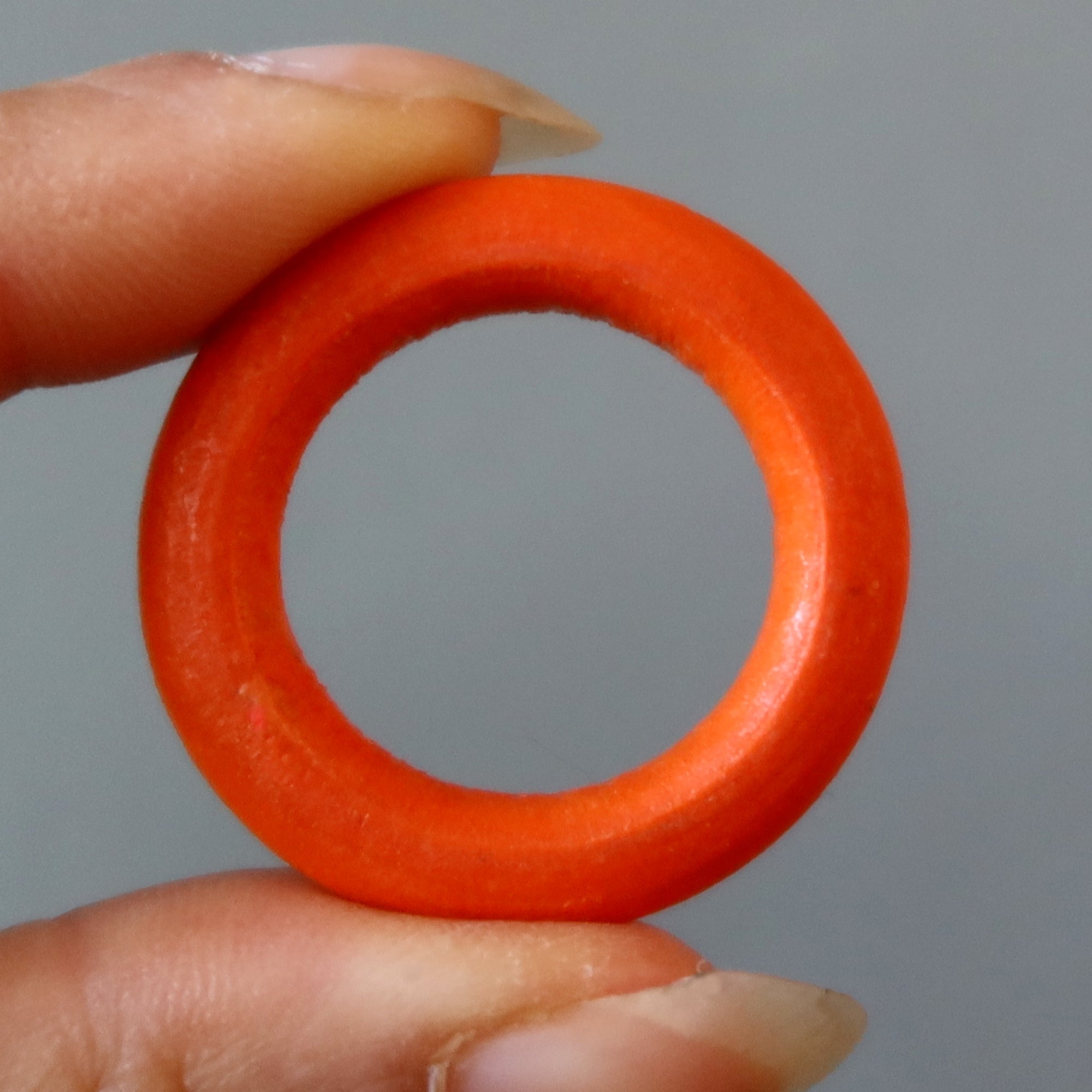 Présentoir en bois orange vif et joyeux pour boules de cristal