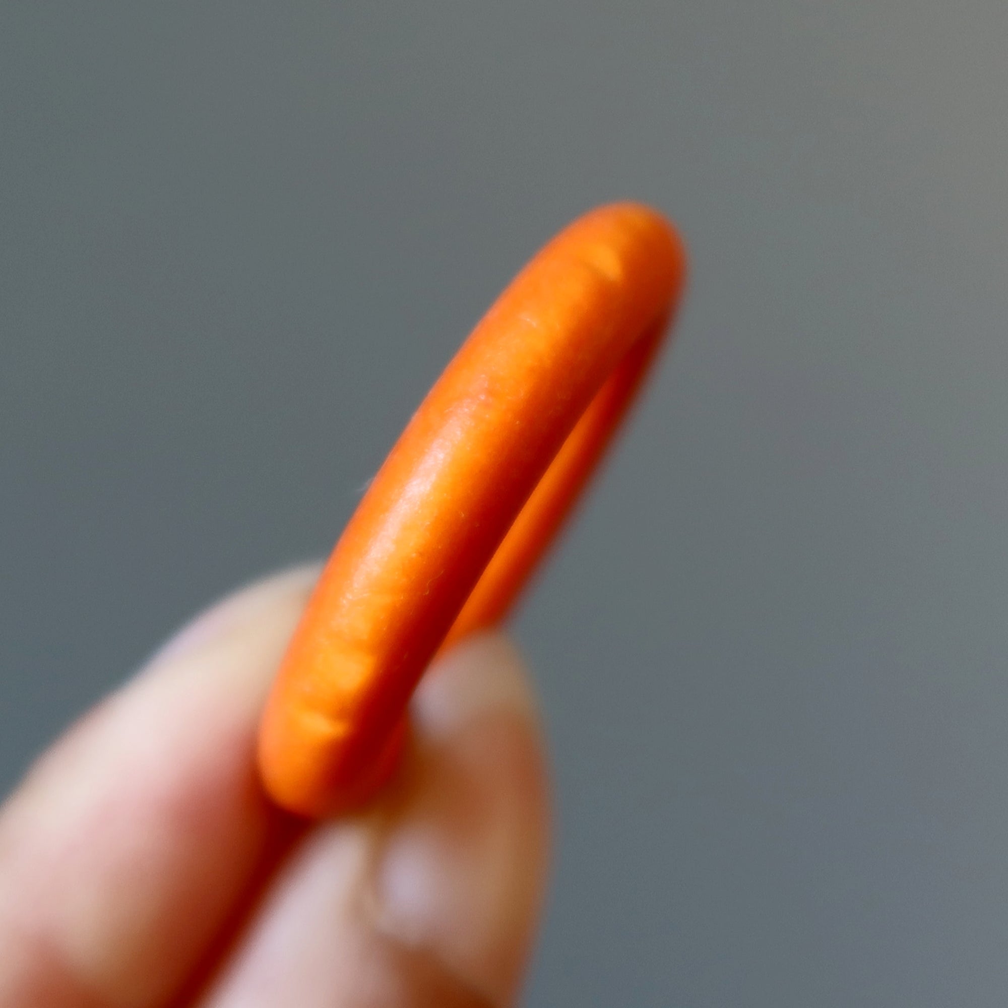 Présentoir en bois orange vif et joyeux pour boules de cristal