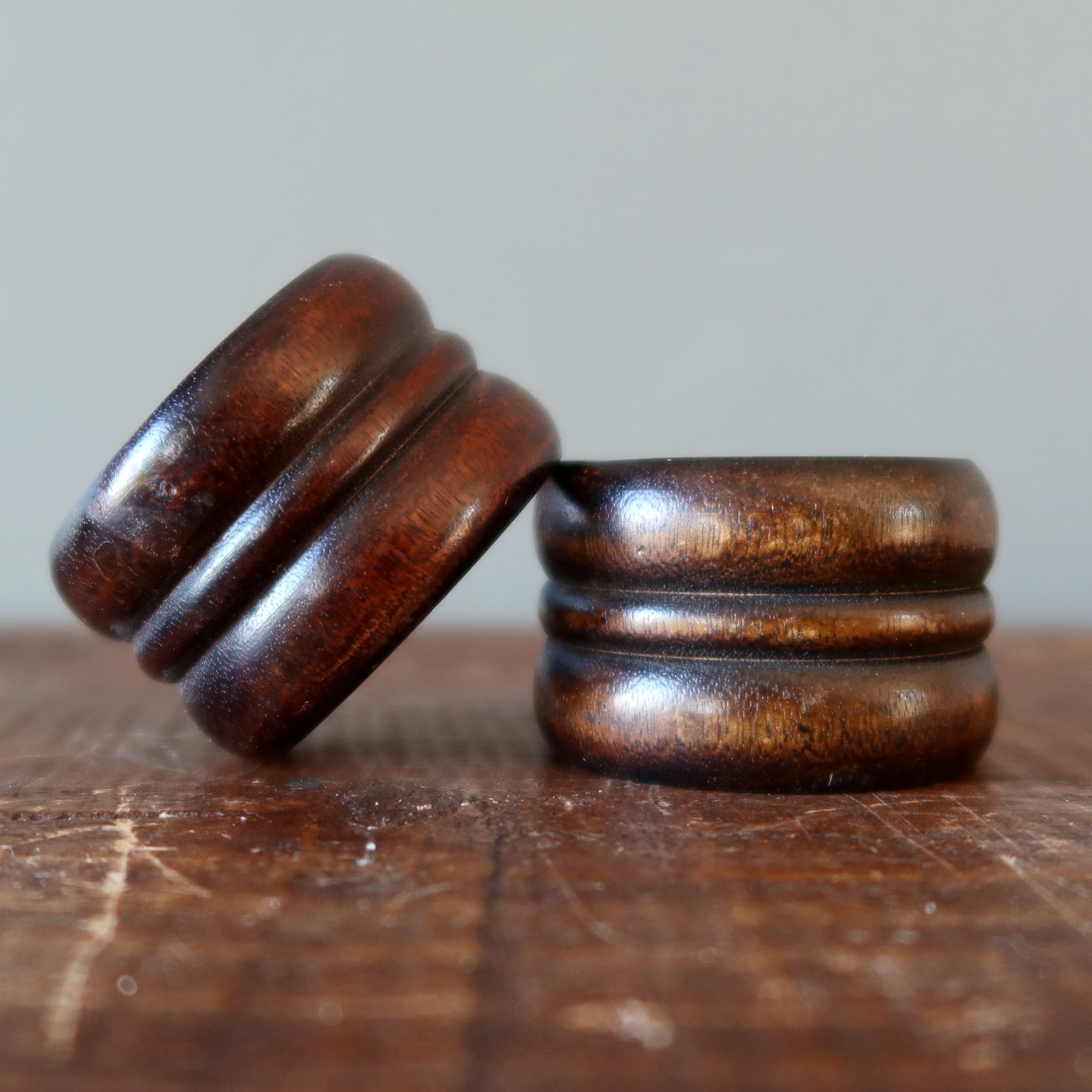 Support de présentation en bois marron foncé pour boules de cristal