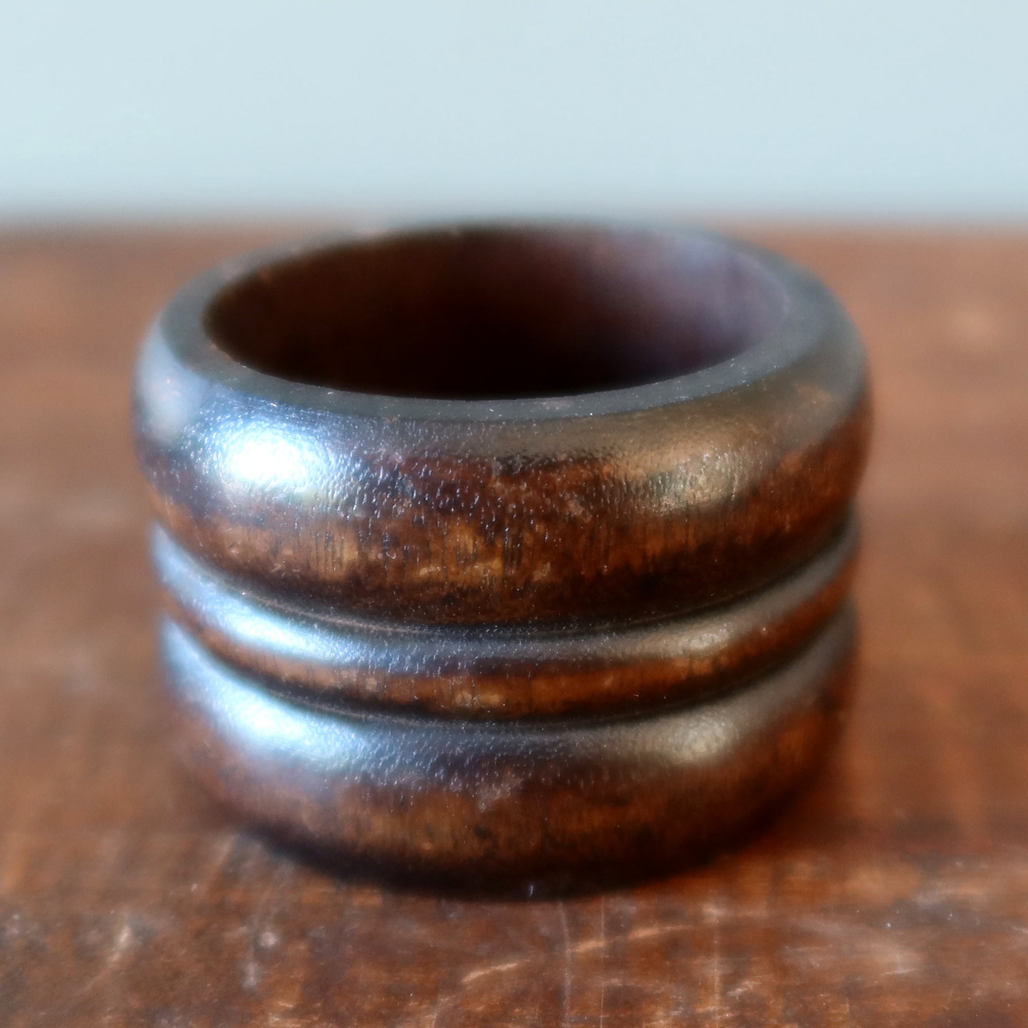 Support de présentation en bois marron foncé pour boules de cristal