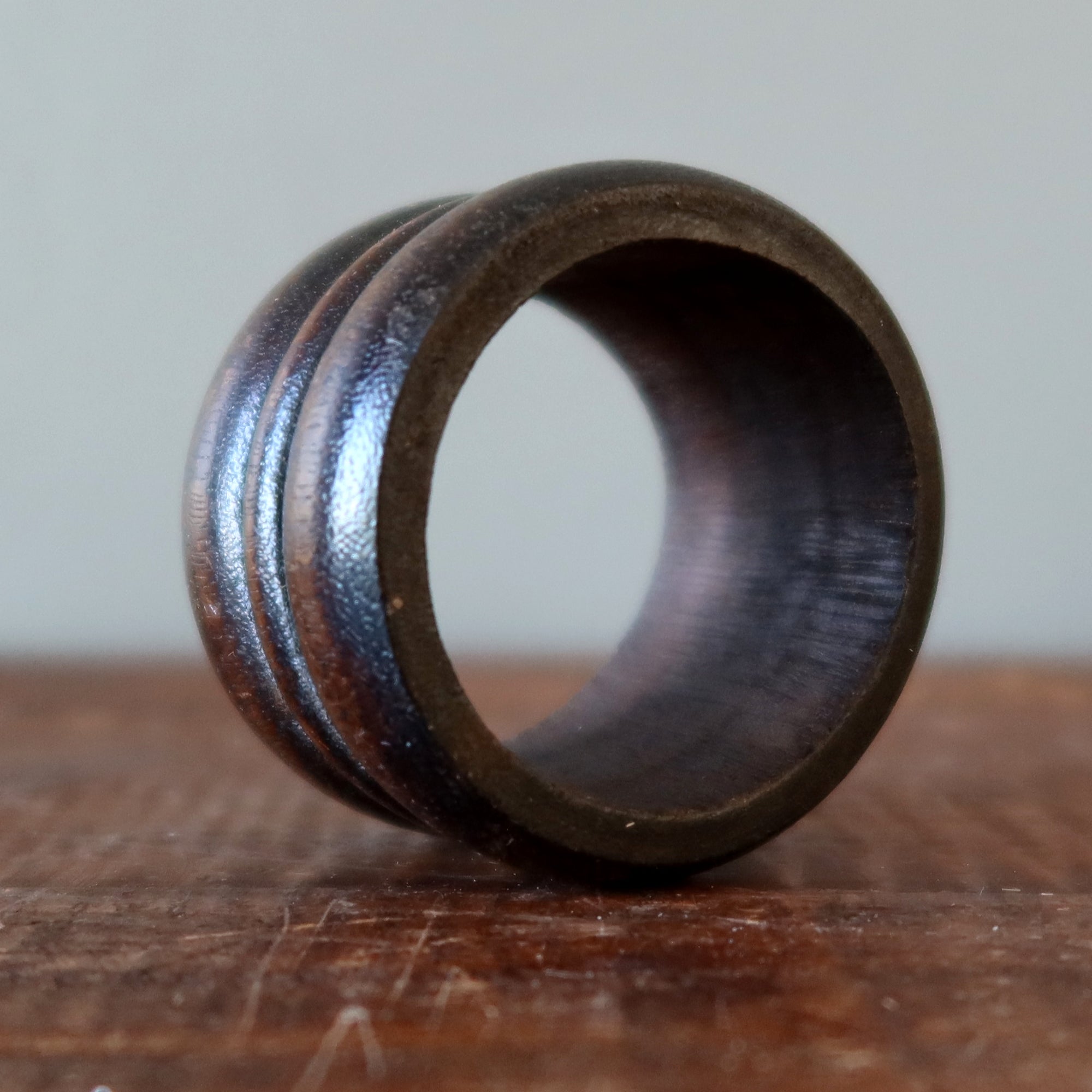 Support de présentation en bois marron foncé pour boules de cristal