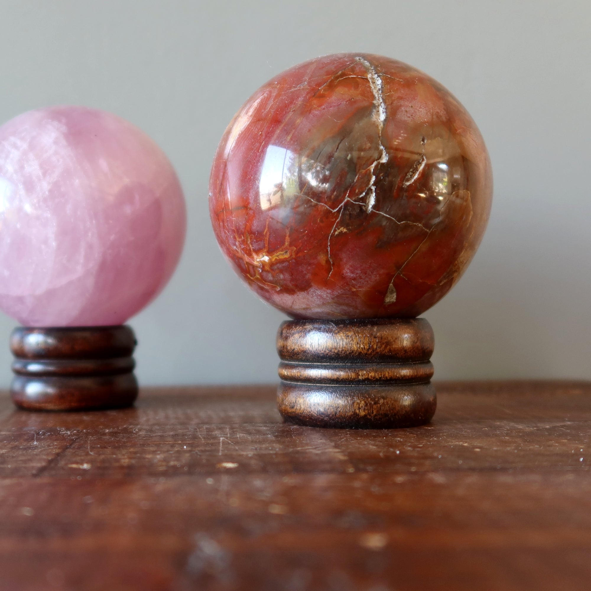 Support de présentation en bois marron foncé pour boules de cristal