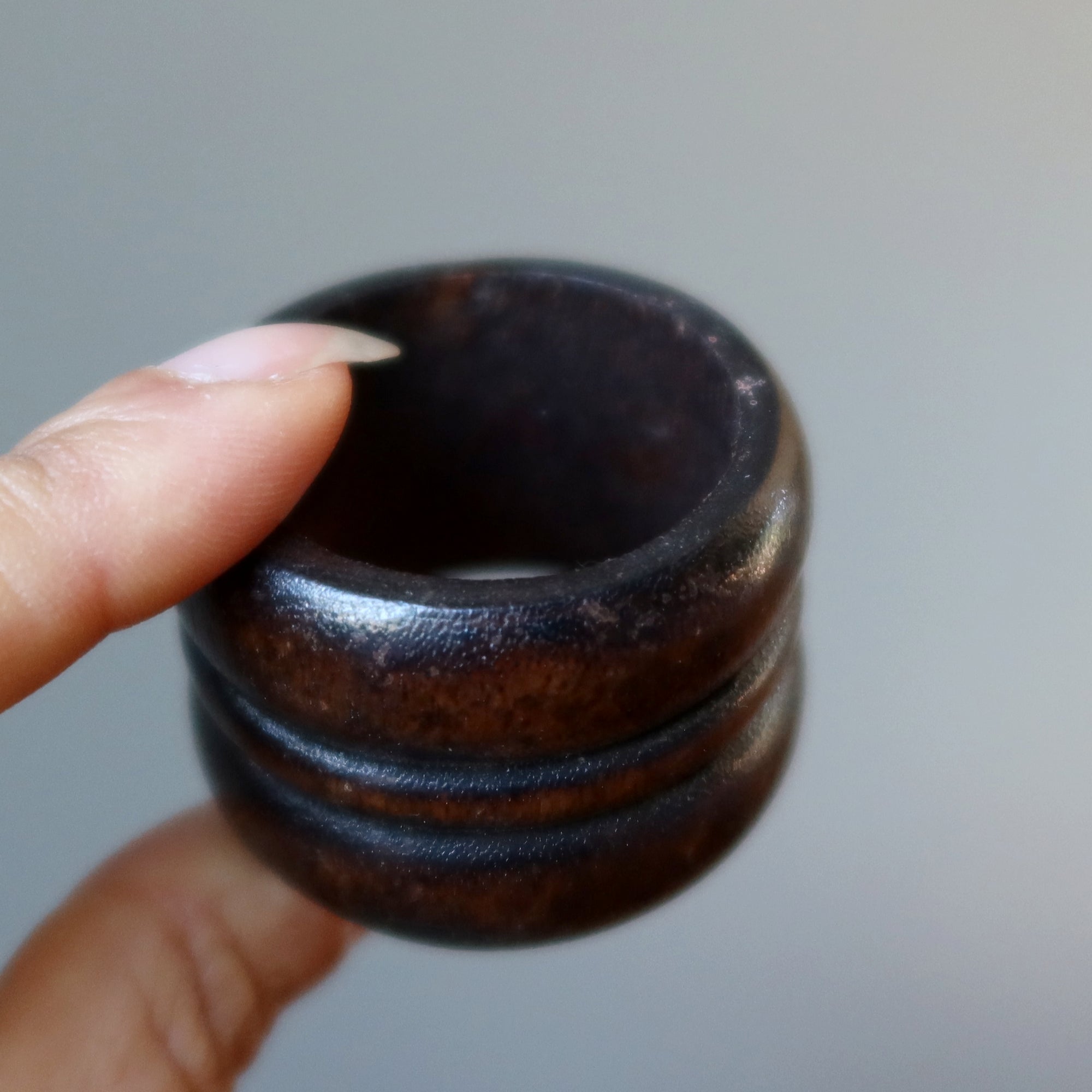Support de présentation en bois marron foncé pour boules de cristal