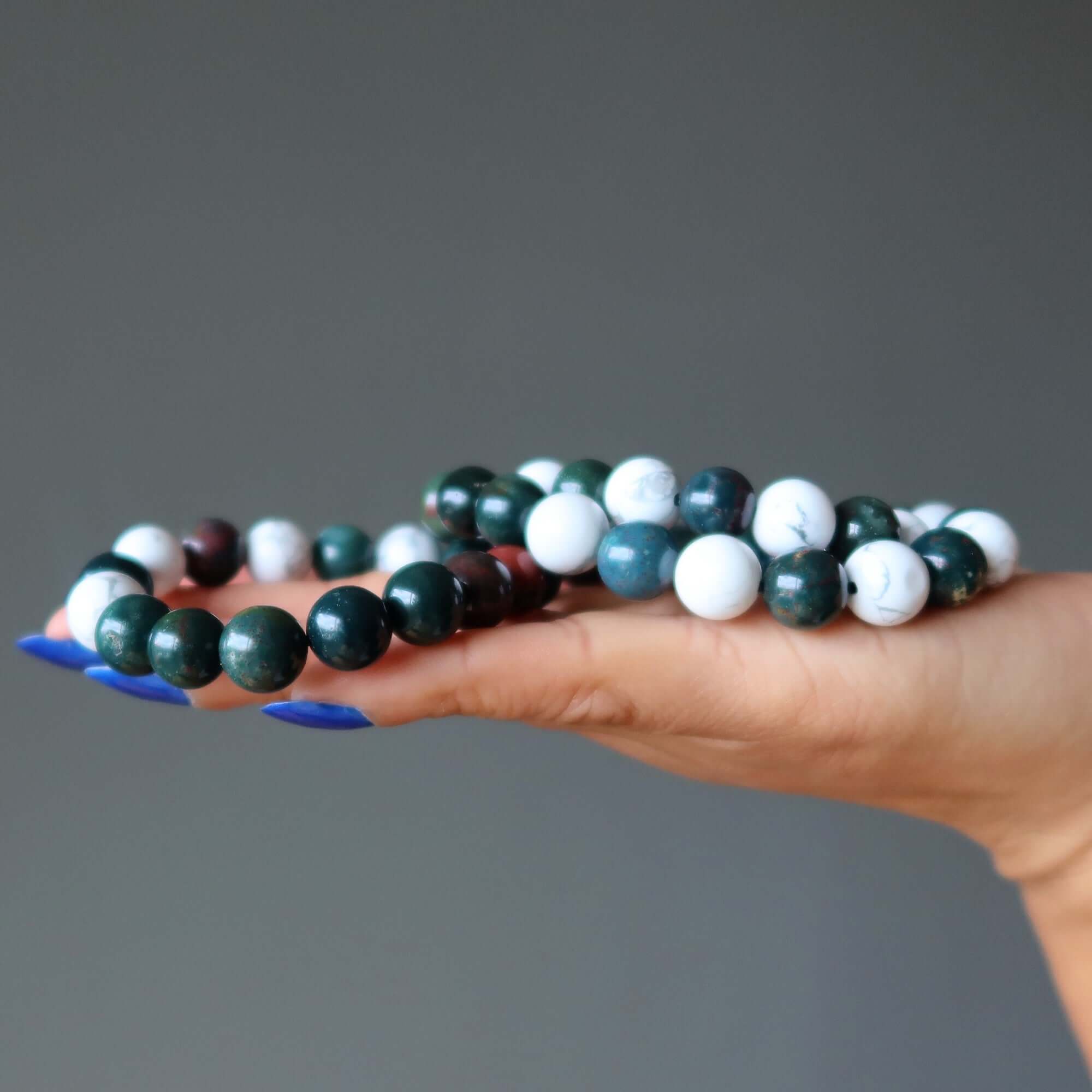 Bracelet en pierre de sang et perles de howlite, guerrier paisible