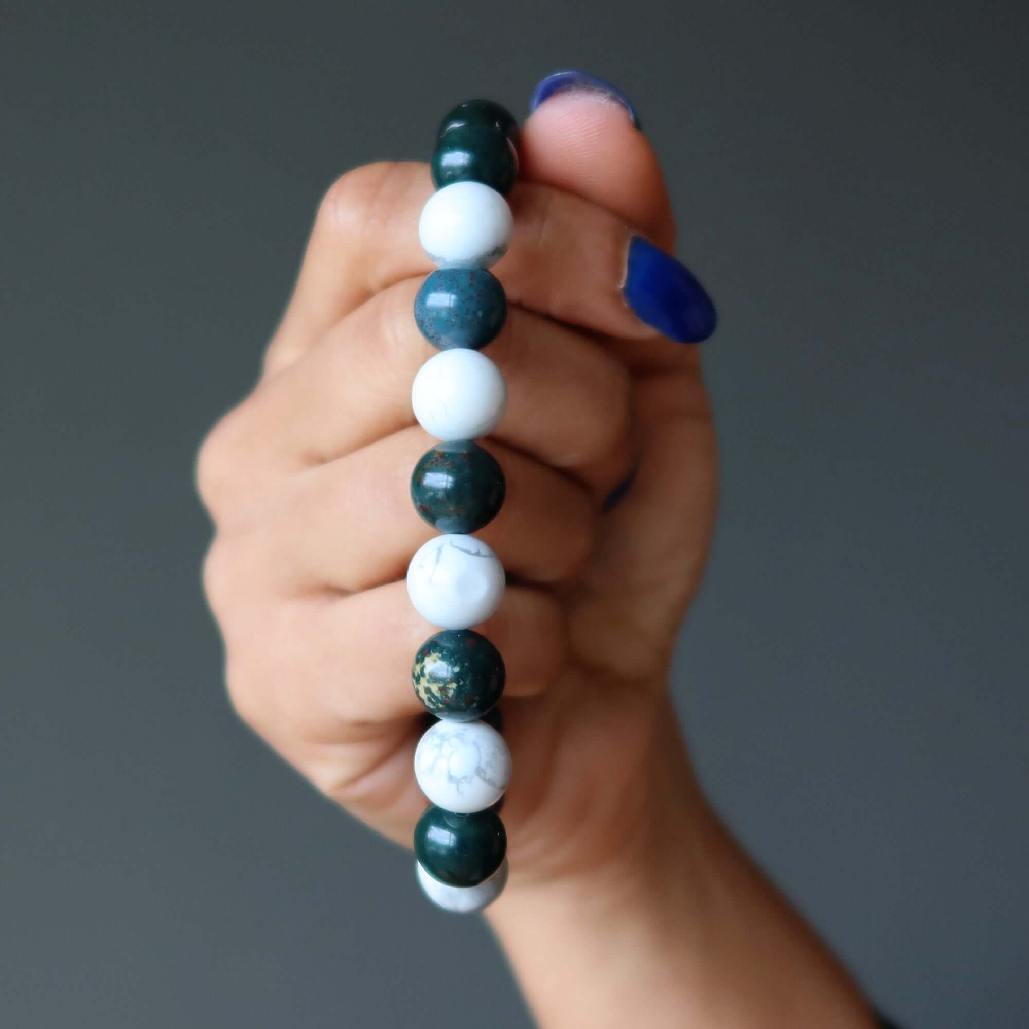 Bracelet en pierre de sang et perles de howlite, guerrier paisible