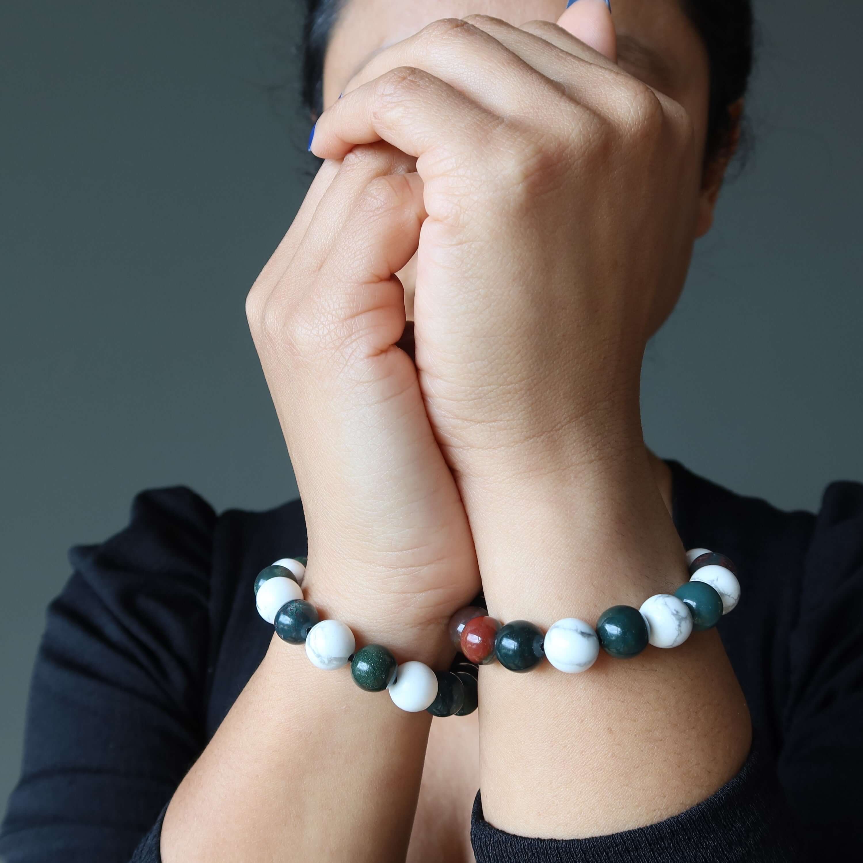 Bracelet en pierre de sang et perles de howlite, guerrier paisible