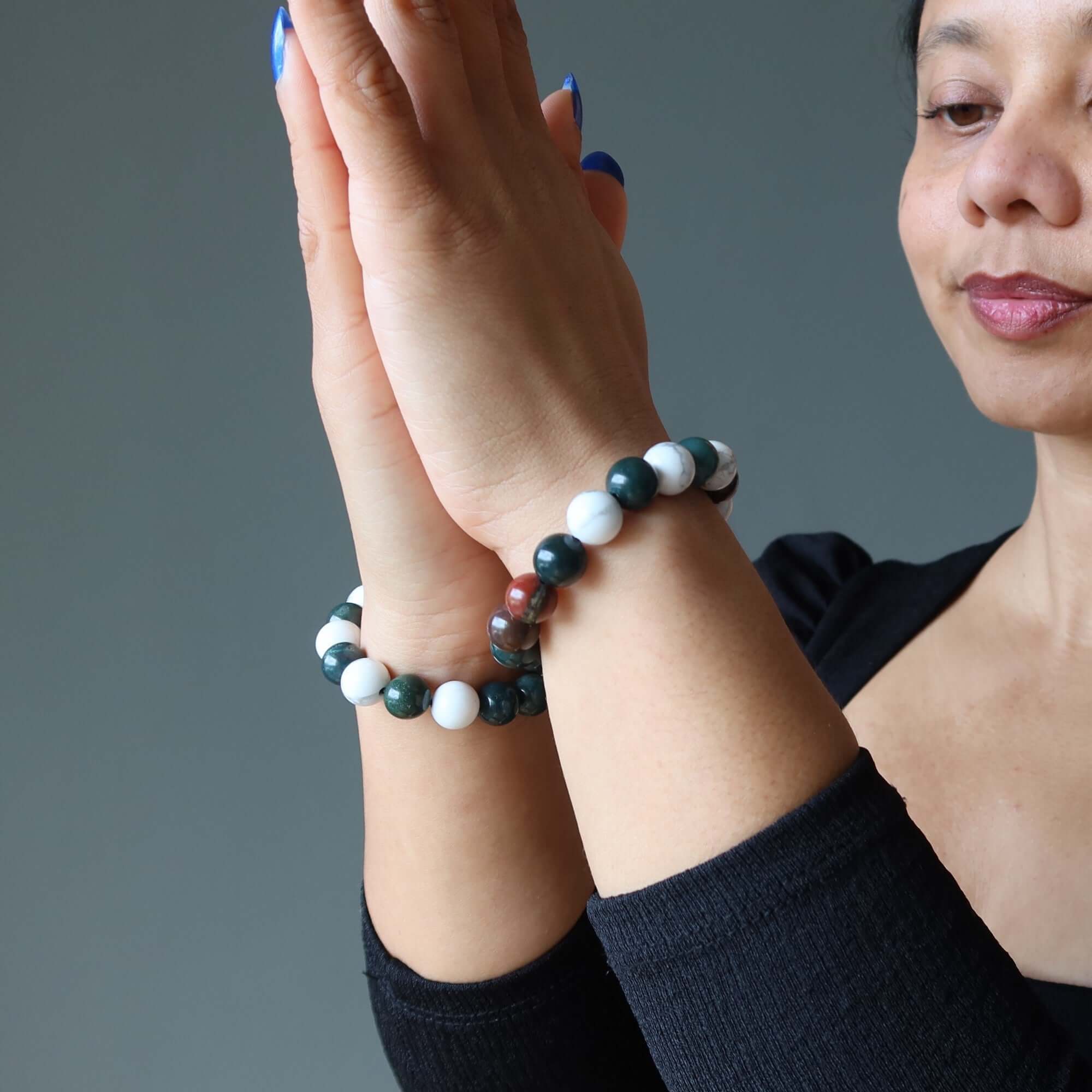 Bracelet en pierre de sang et perles de howlite, guerrier paisible