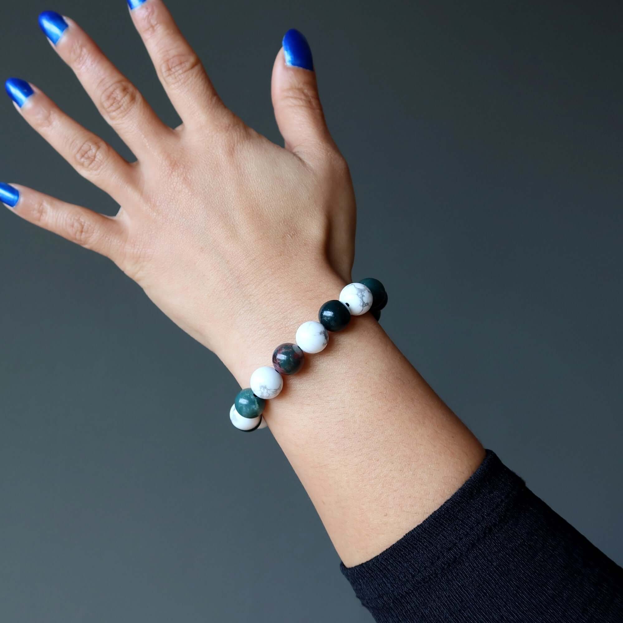 Bracelet en pierre de sang et perles de howlite, guerrier paisible
