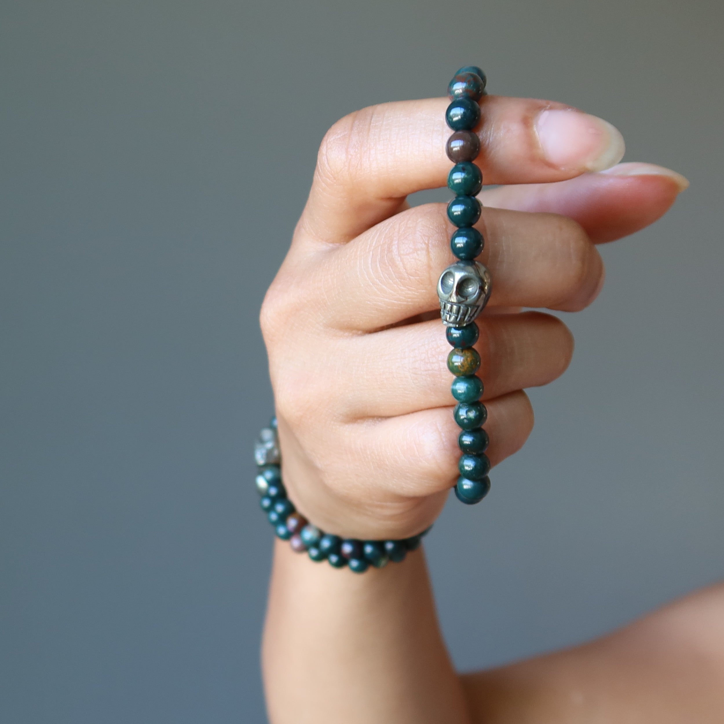 Blutsteinarmband & Pyrit-Totenkopf-Perle – Kantiges Katzengold-Juwel