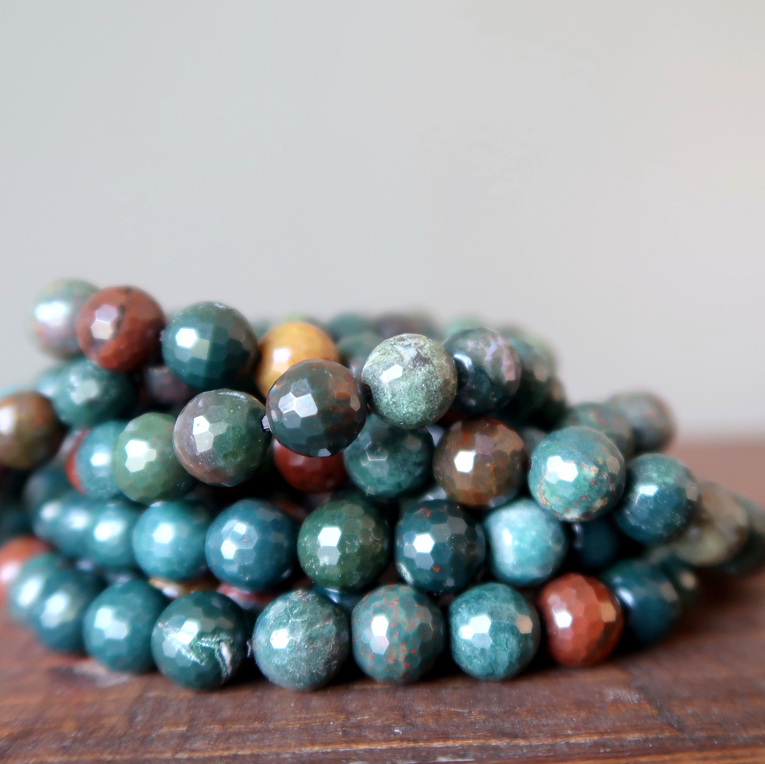 Bracelet en Héliotrope Facetté Vert Rouge Pierre de Sang Pouvoir