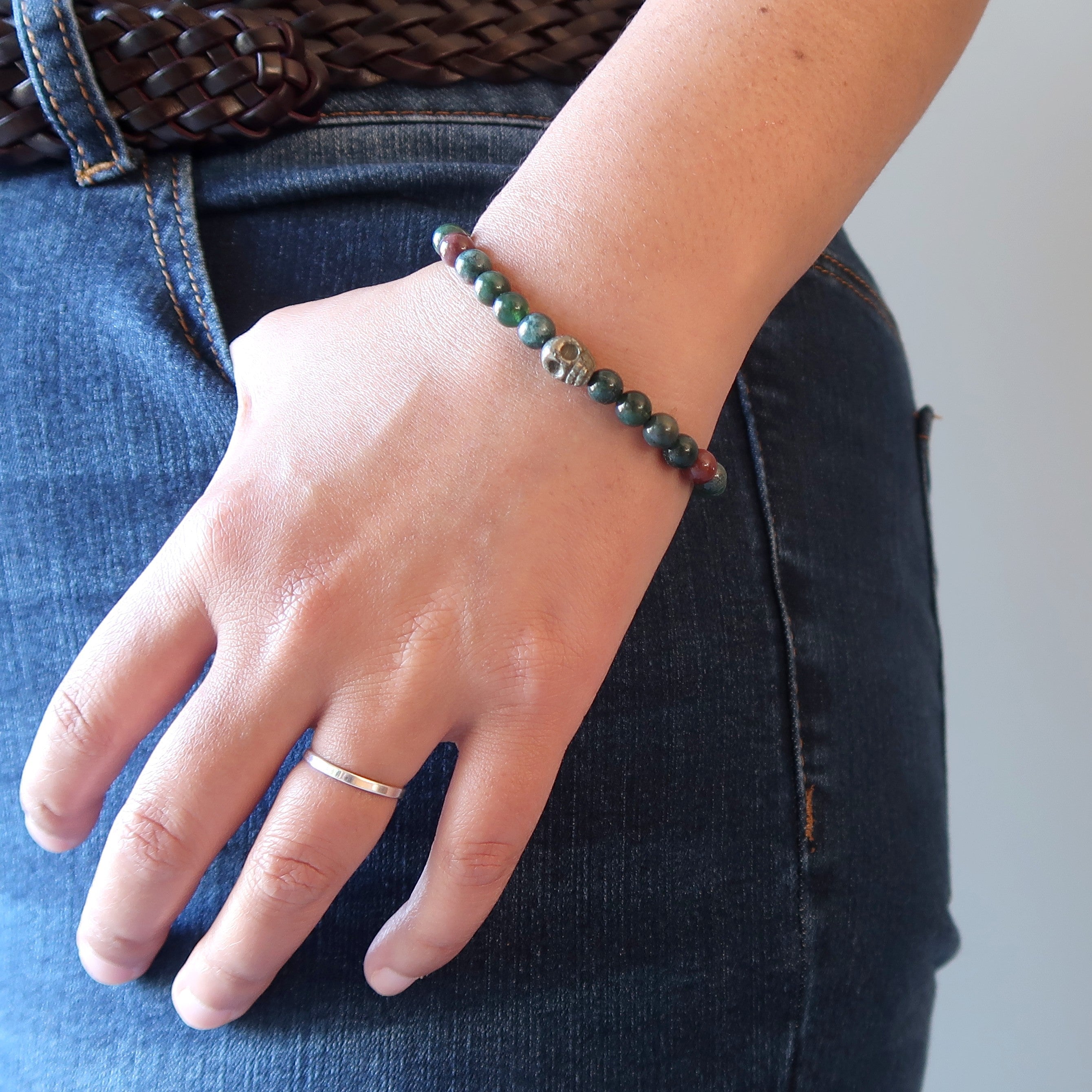 Blutsteinarmband & Pyrit-Totenkopf-Perle – Kantiges Katzengold-Juwel