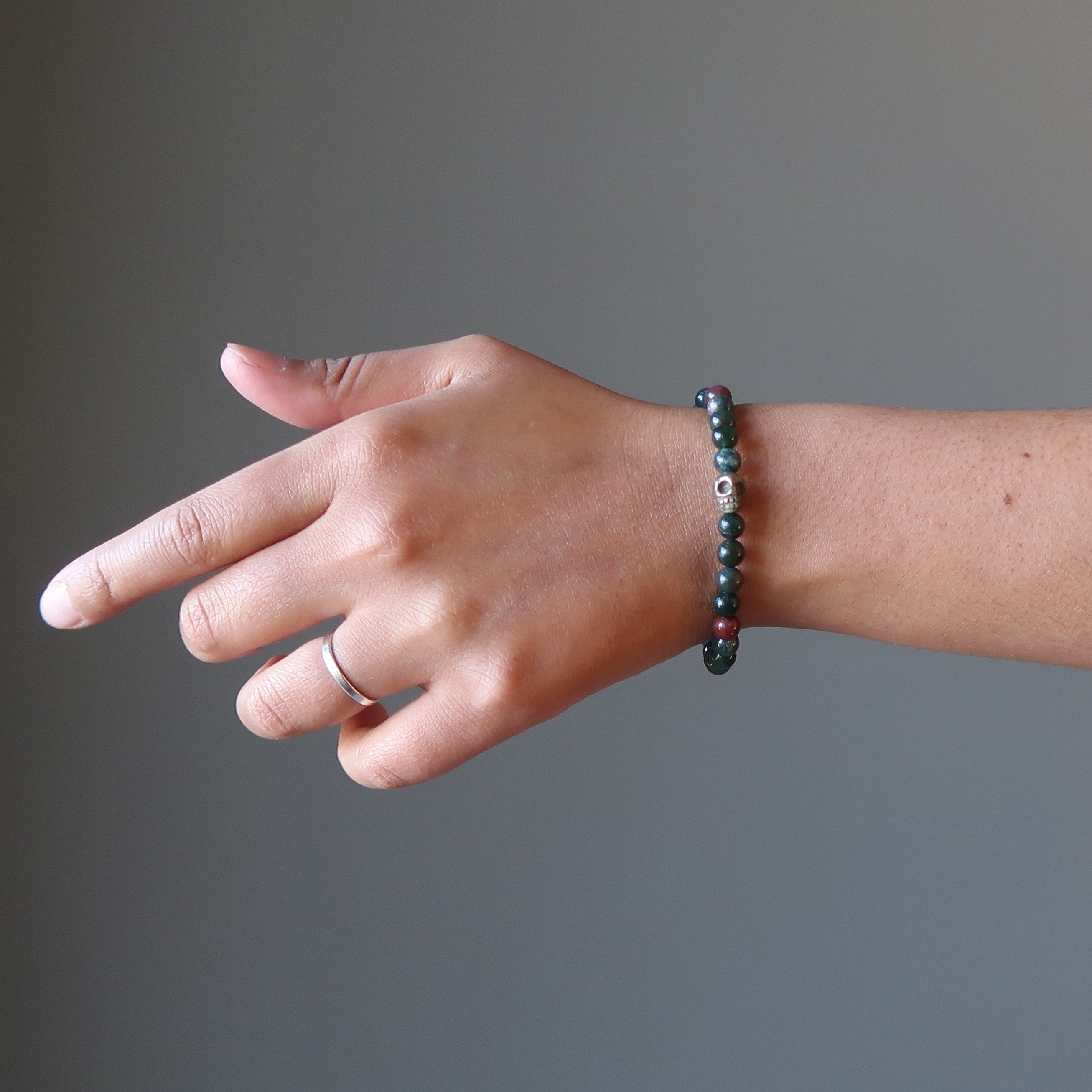 Blutsteinarmband & Pyrit-Totenkopf-Perle – Kantiges Katzengold-Juwel