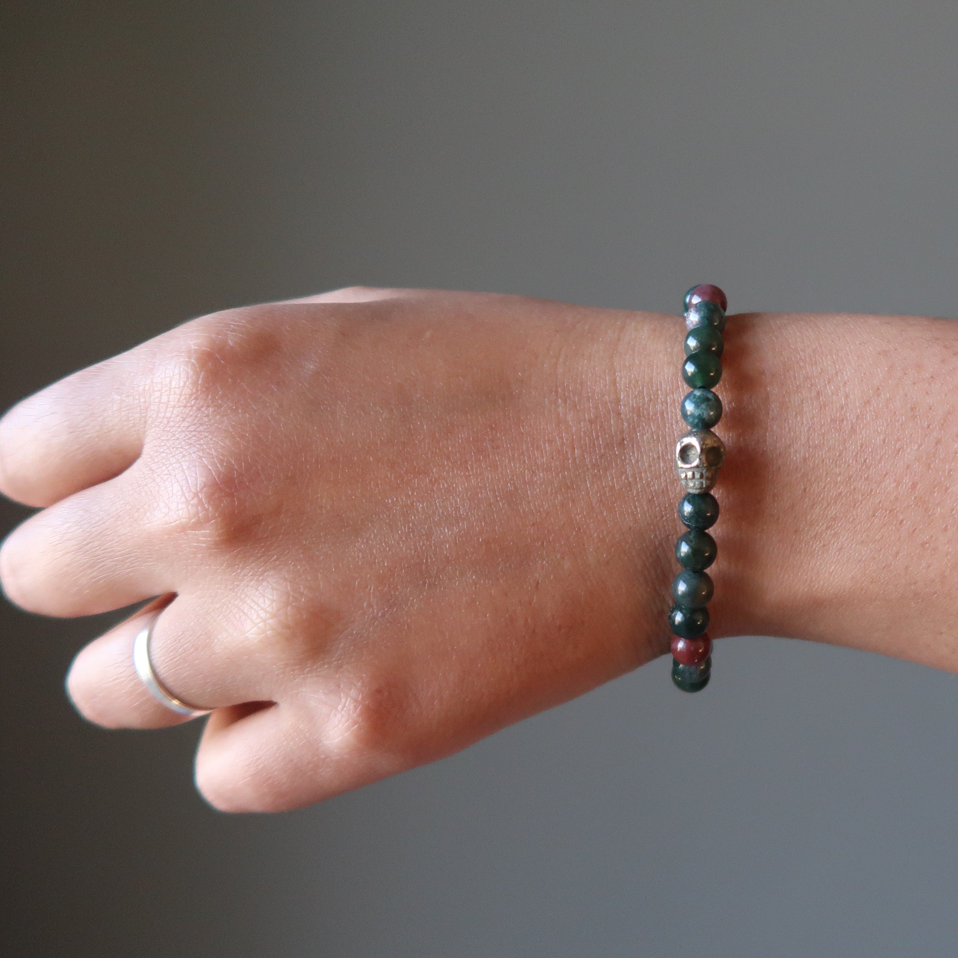 Blutsteinarmband & Pyrit-Totenkopf-Perle – Kantiges Katzengold-Juwel