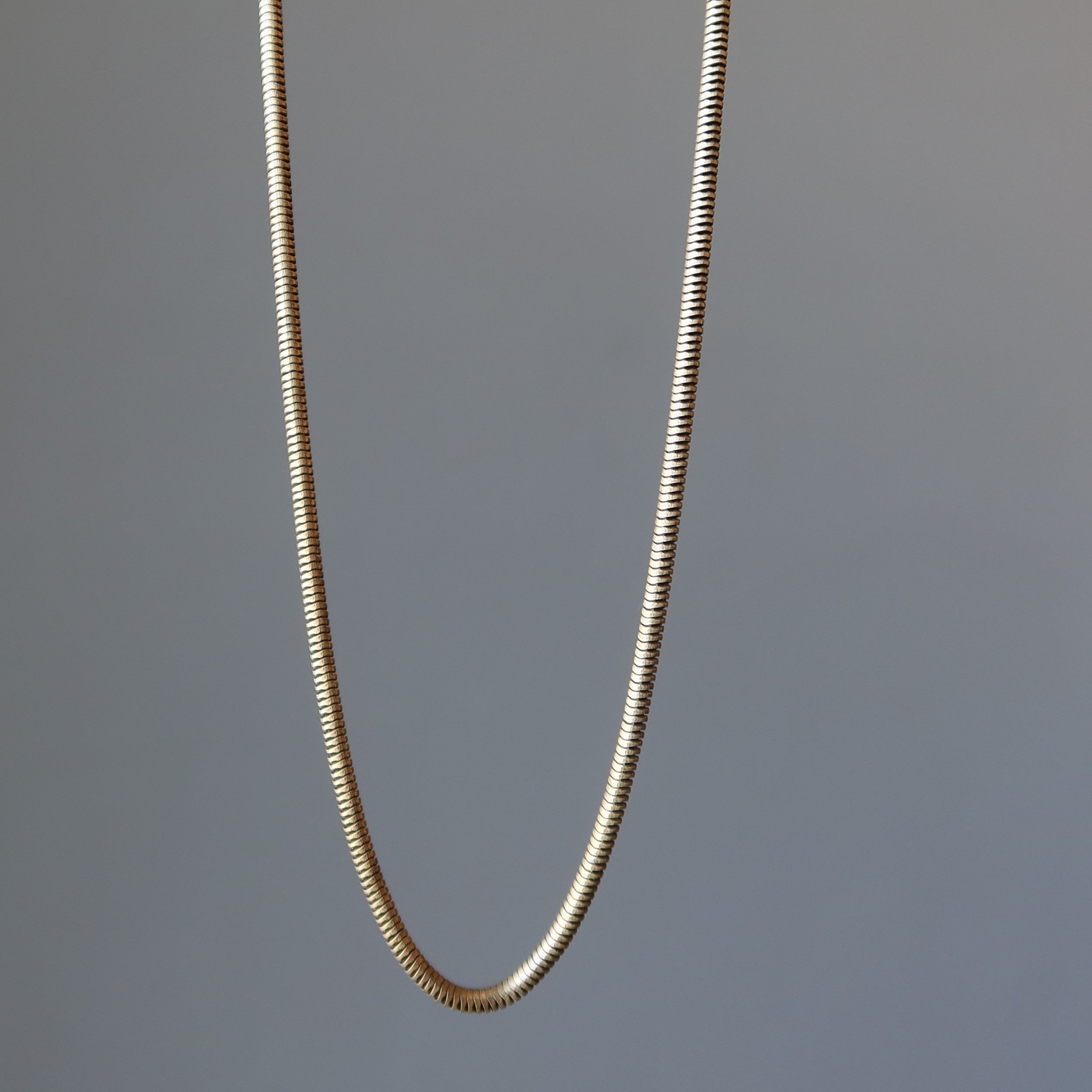 Collier chaîne en laiton, or vieilli, gros serpent