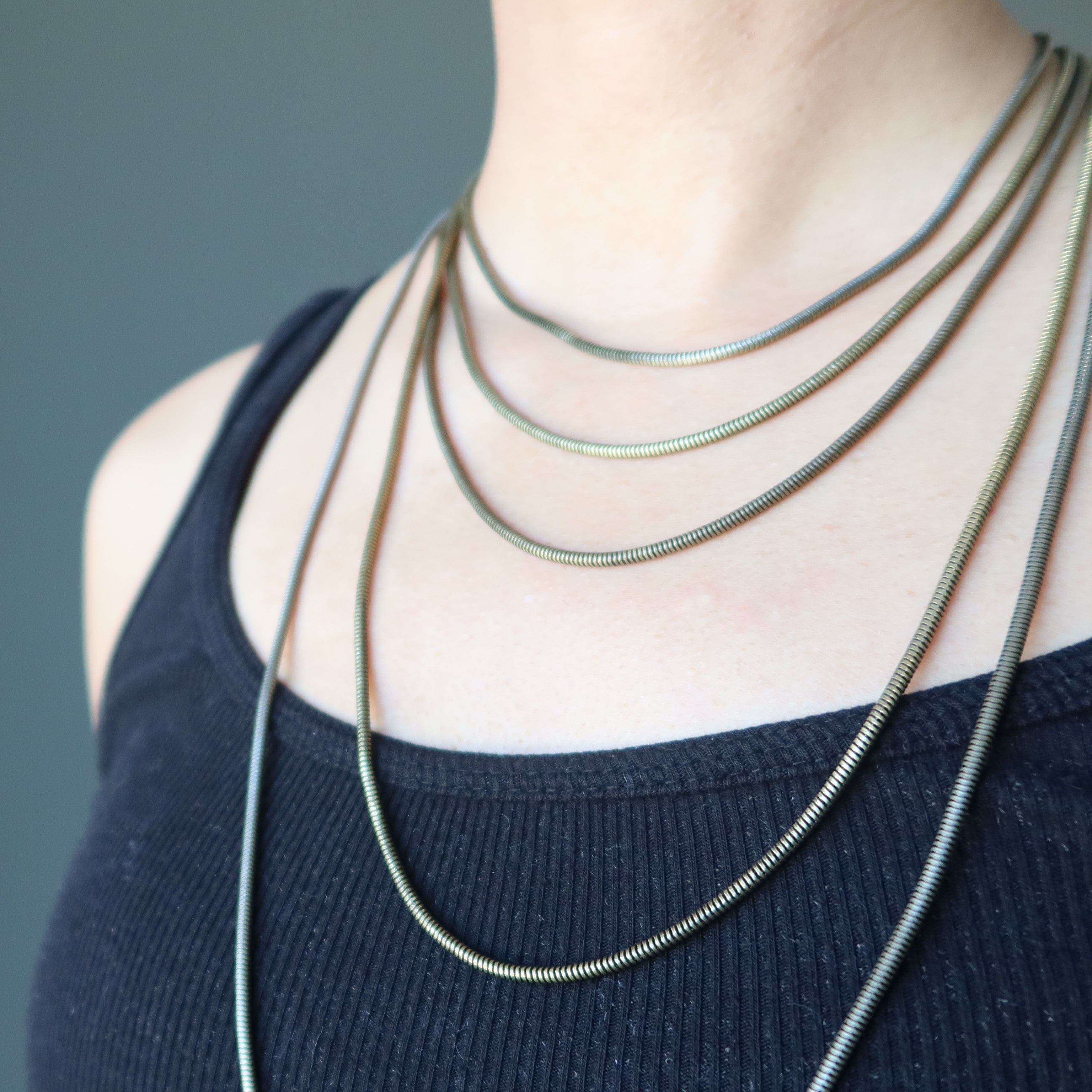 Collier chaîne en laiton, or vieilli, gros serpent