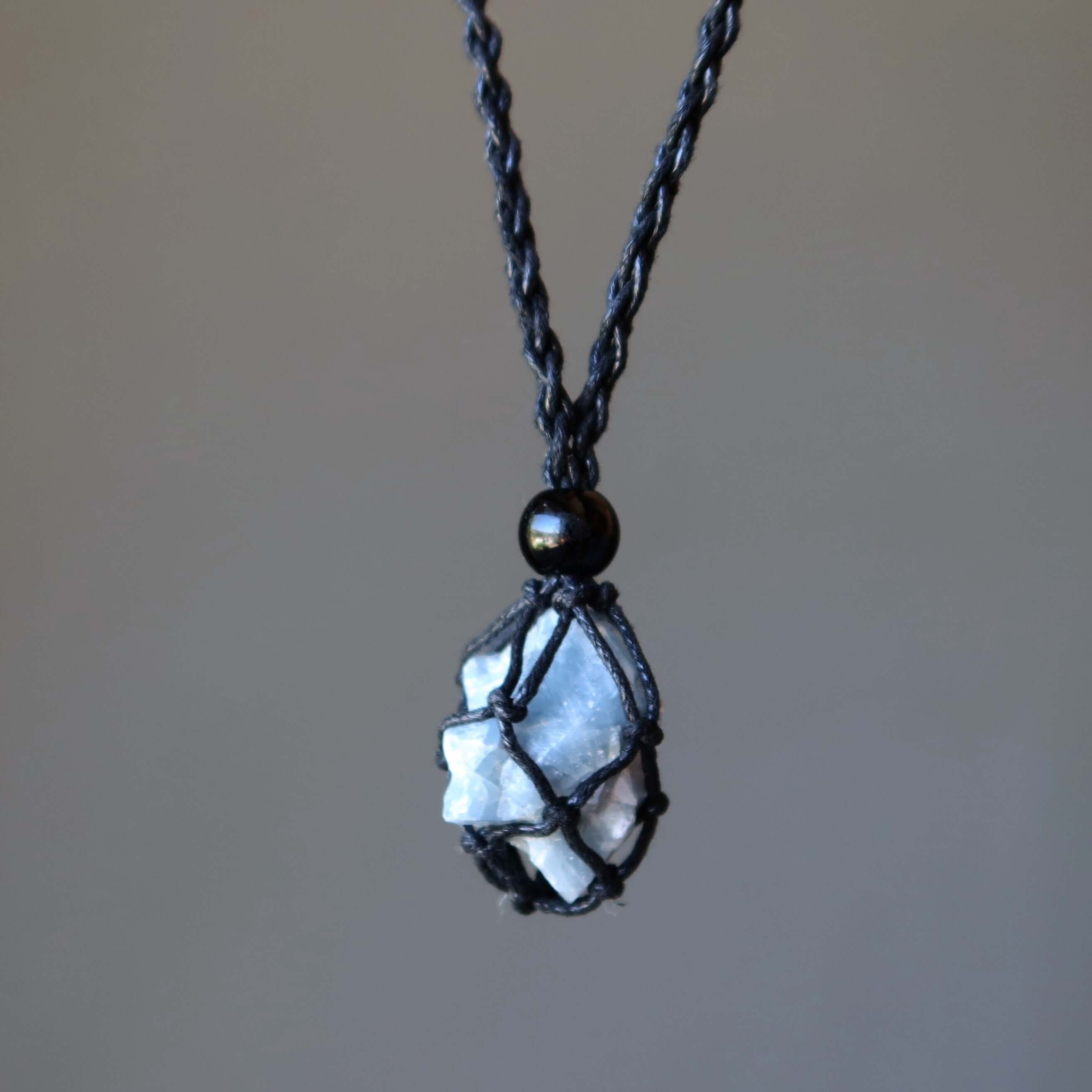 Collier Calcite Bleue Nid dans le Ciel Macramé