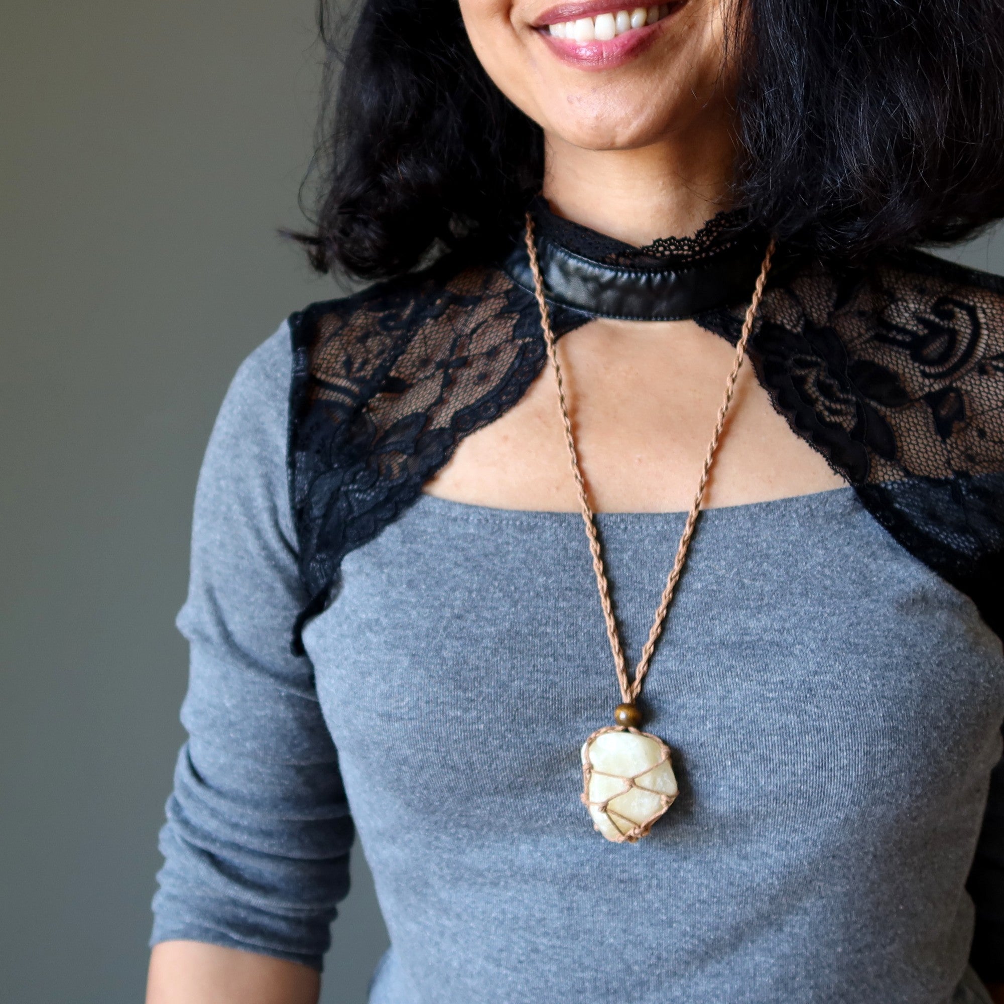 Collier Calcite Jaune Jours Ensoleillés Macramé Pierre Roulée