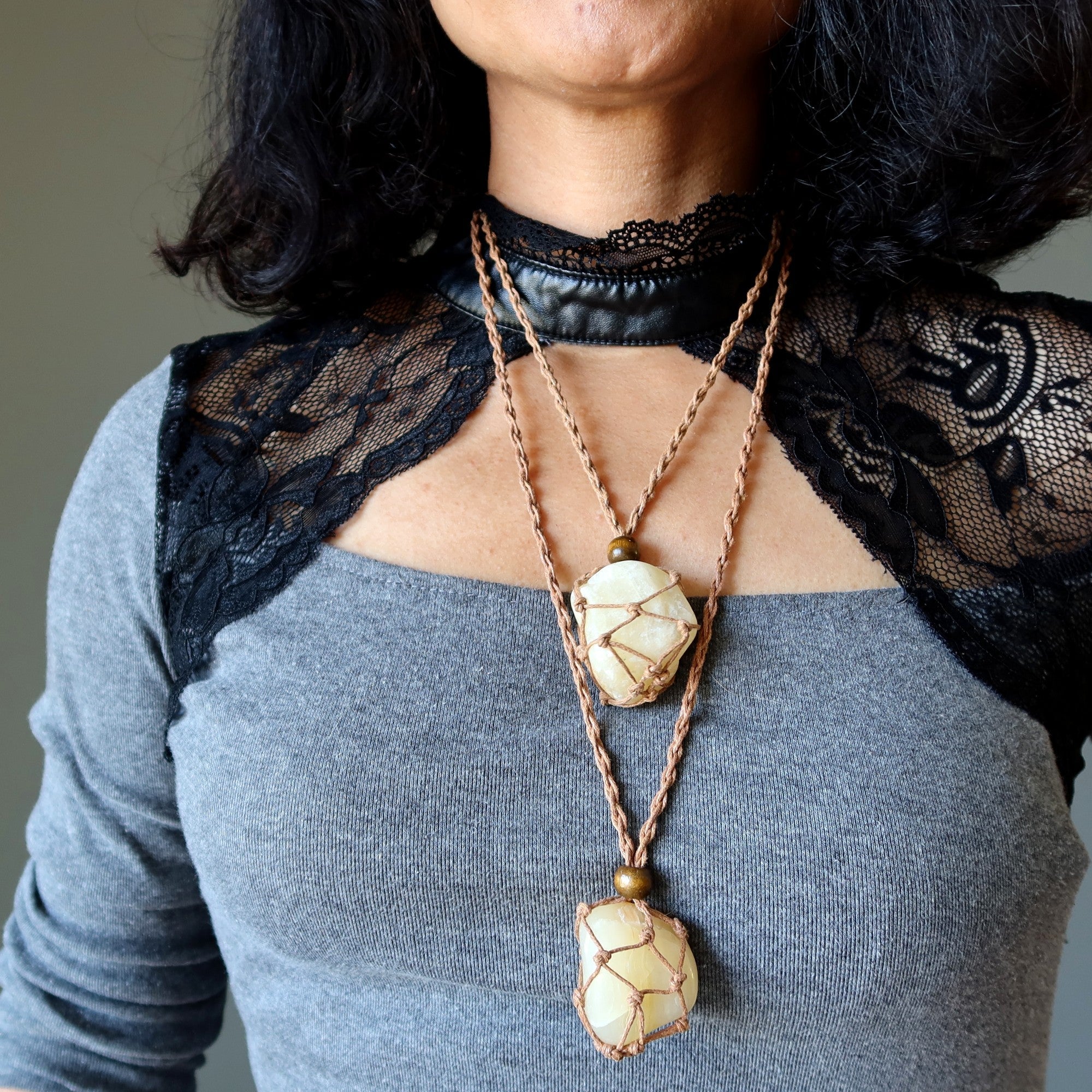 Collier Calcite Jaune Jours Ensoleillés Macramé Pierre Roulée