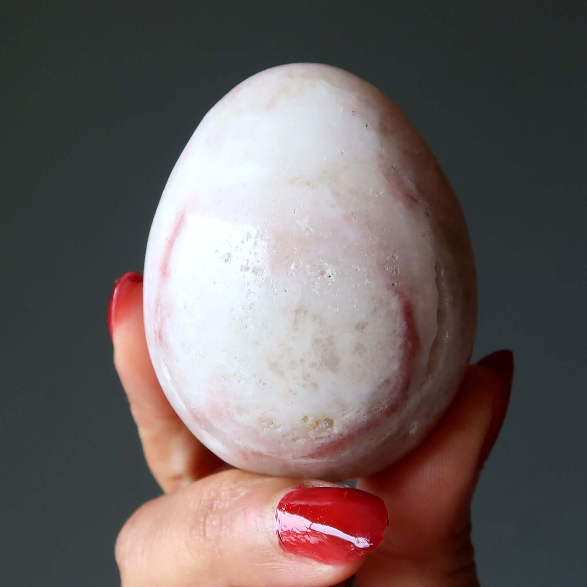 Œuf en calcite rose guerrier blessé Rose