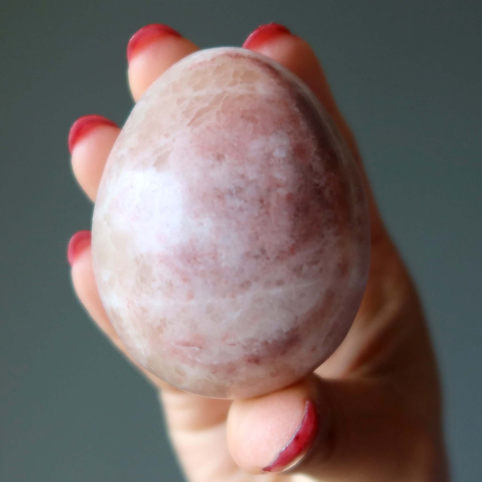Œuf en calcite rose guerrier blessé Rose
