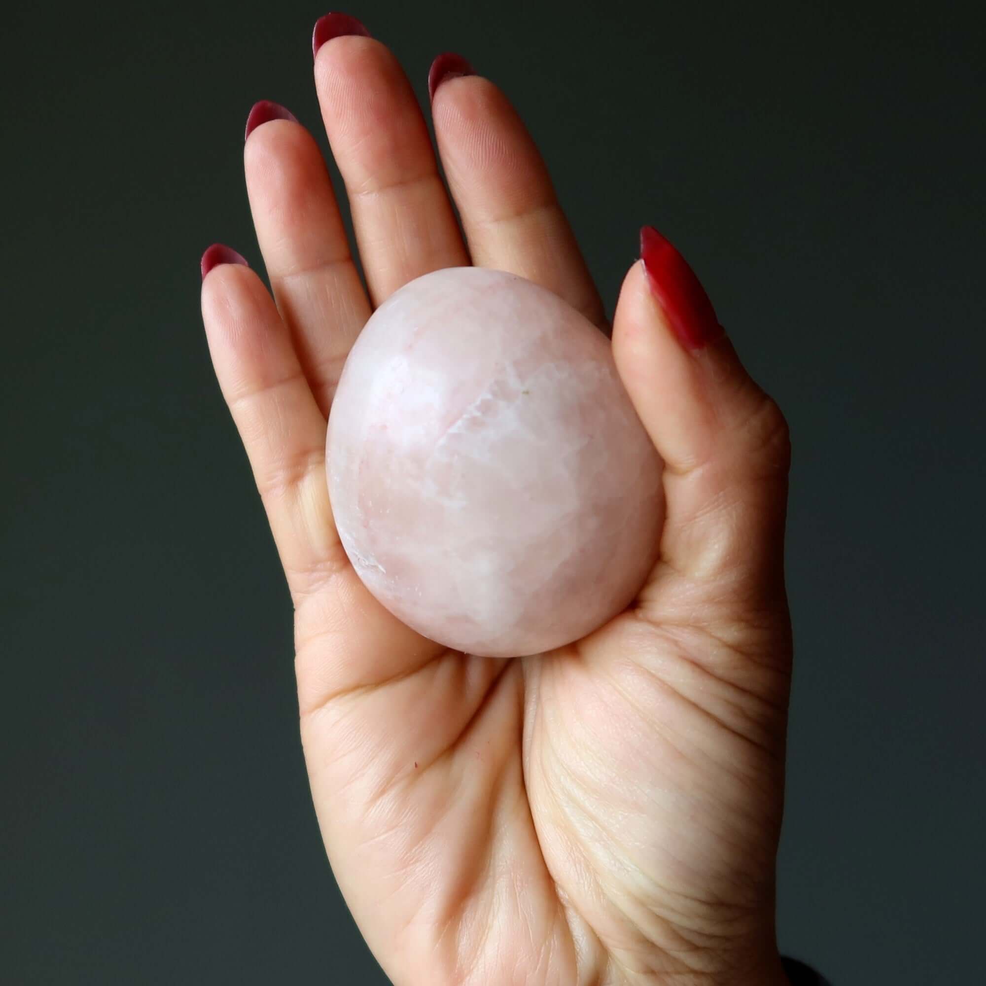 Œuf en calcite rose guerrier blessé Rose