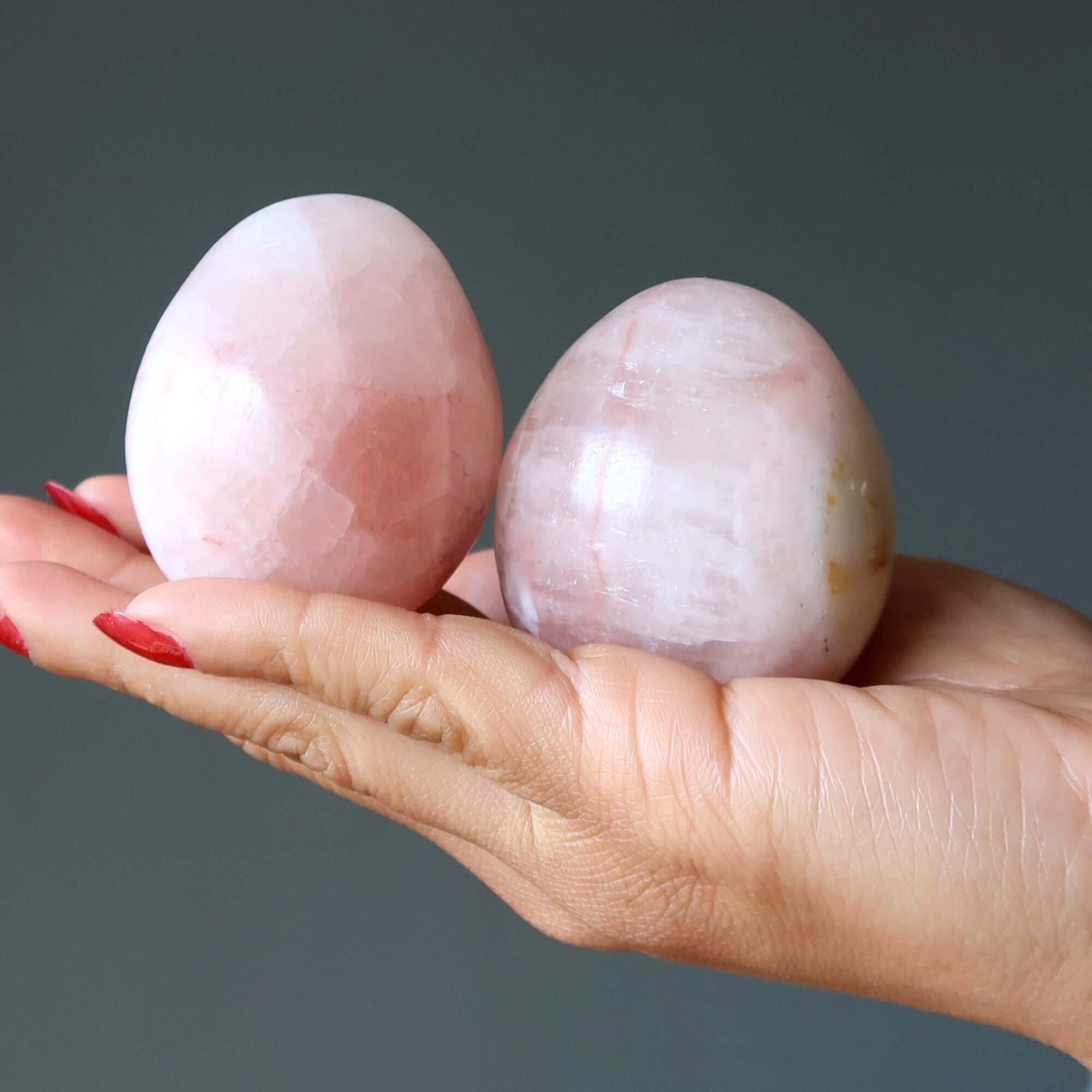 Œuf en calcite rose guerrier blessé Rose