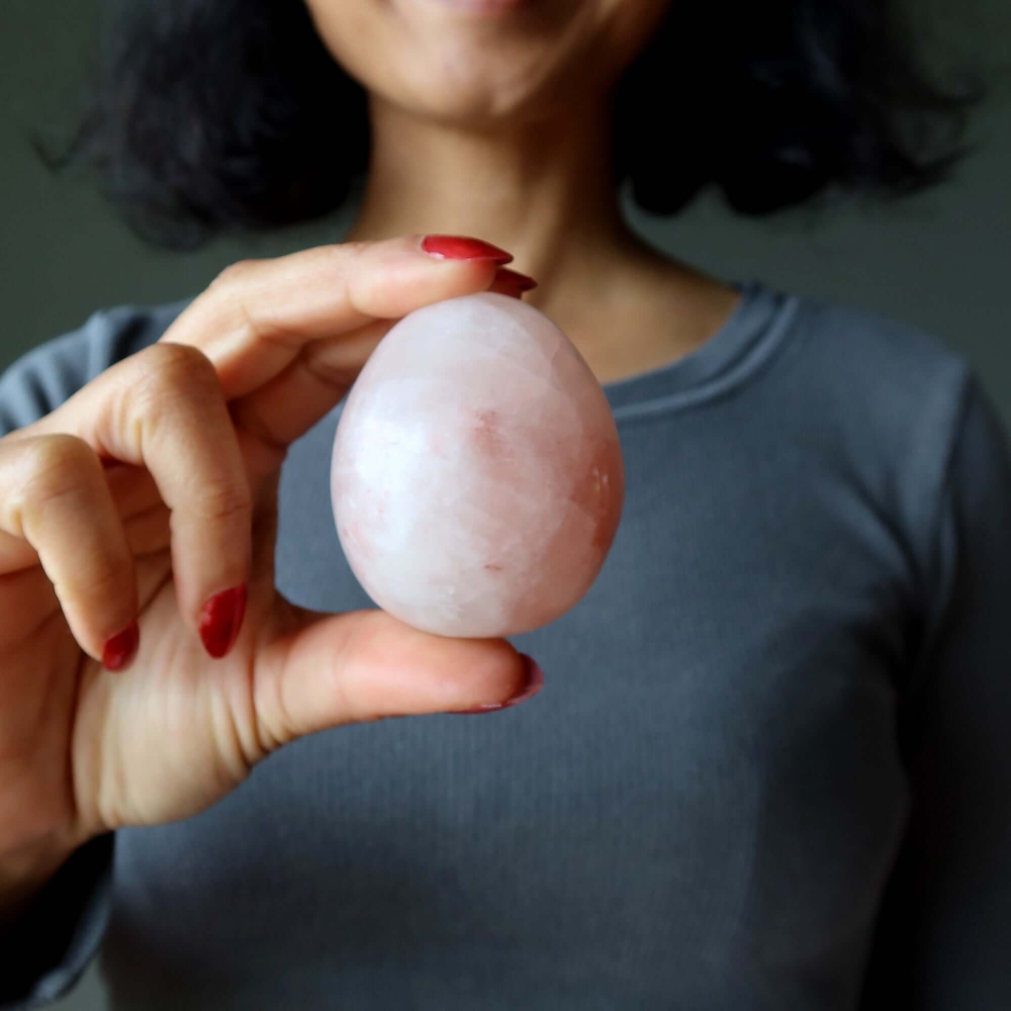 Œuf en calcite rose guerrier blessé Rose