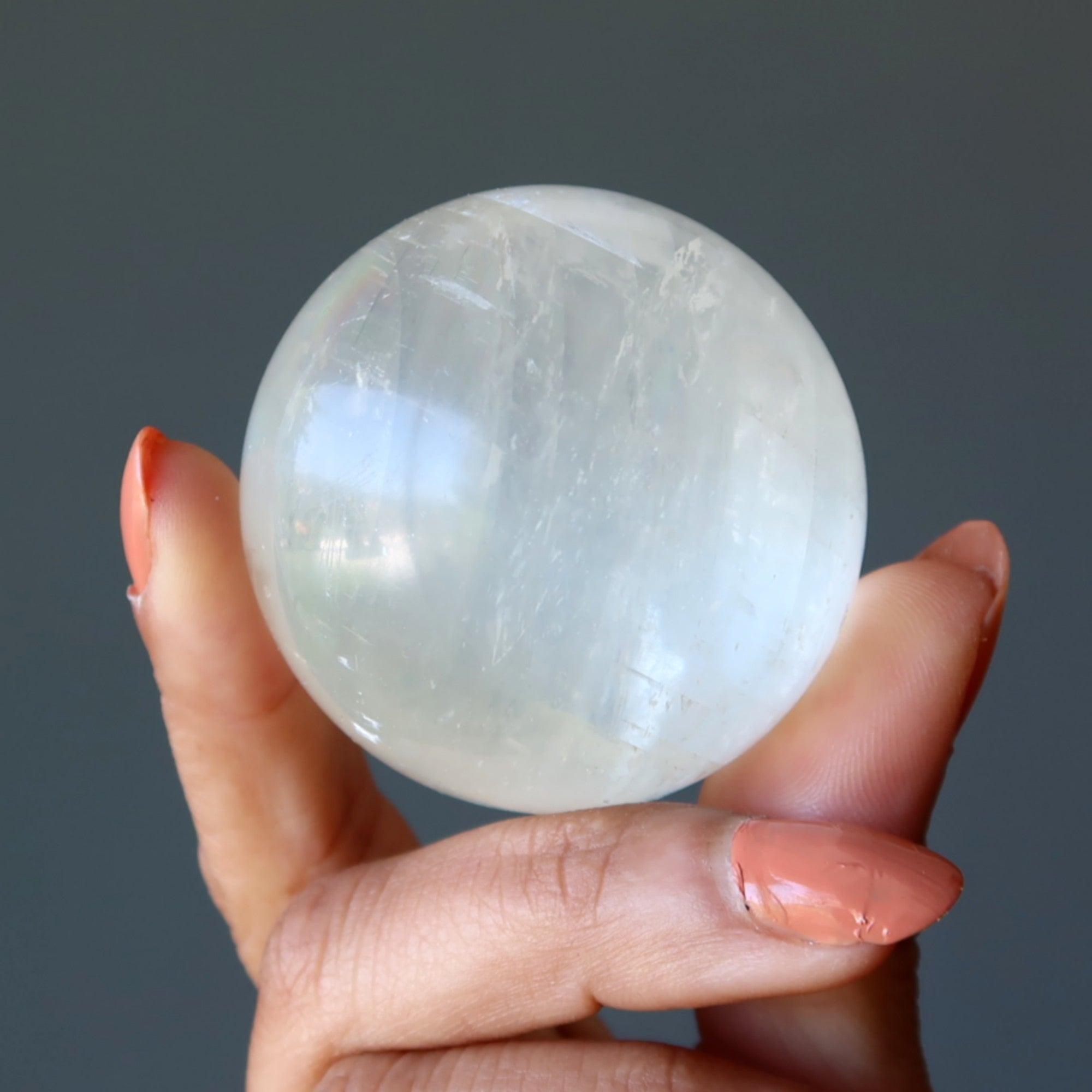Sphère de calcite blanche (boule de cristal divinatoire optique)