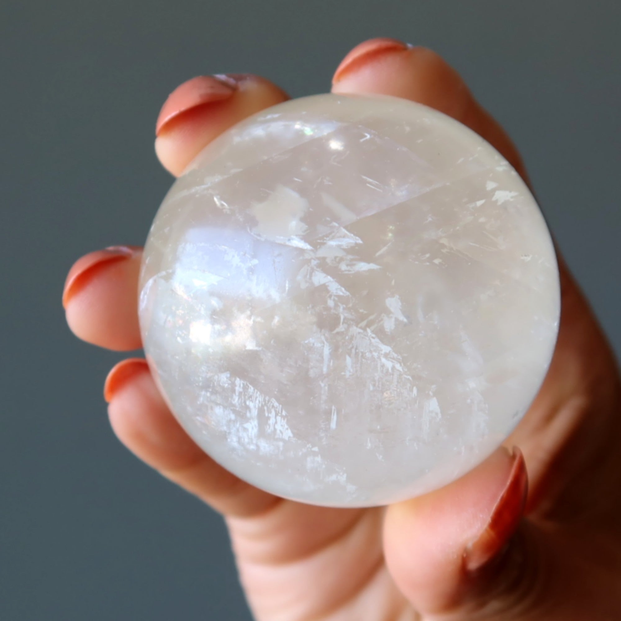 Sphère de calcite blanche (boule de cristal divinatoire optique)