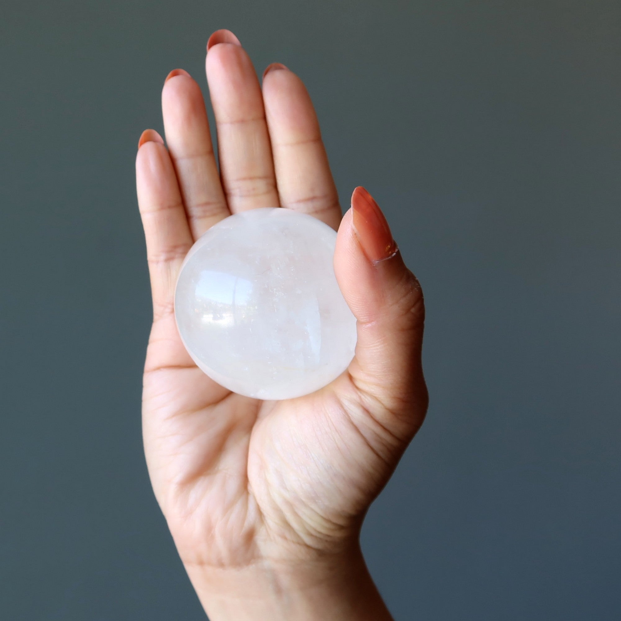 Sphère de calcite blanche (boule de cristal divinatoire optique)