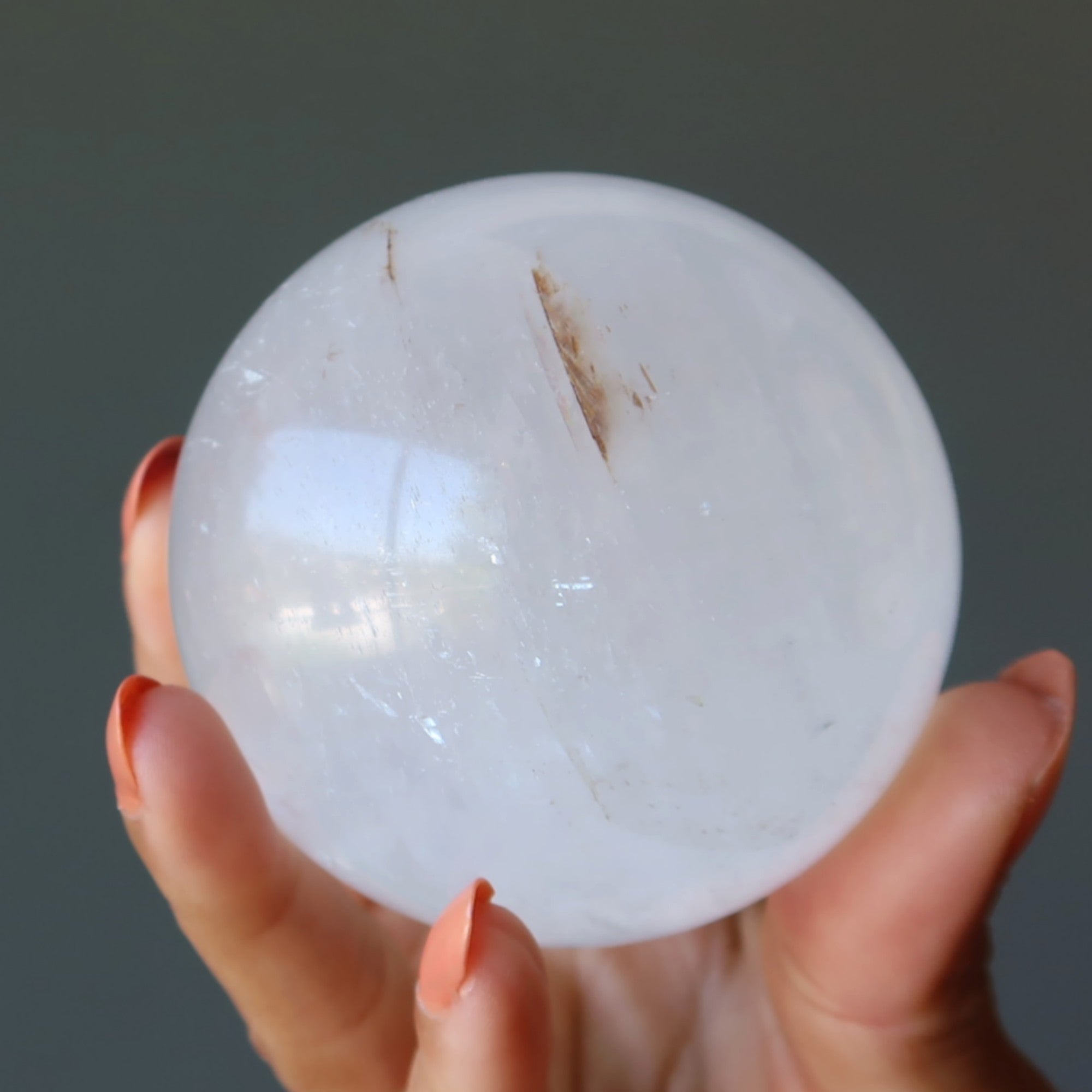 Sphère de calcite blanche (boule de cristal divinatoire optique)