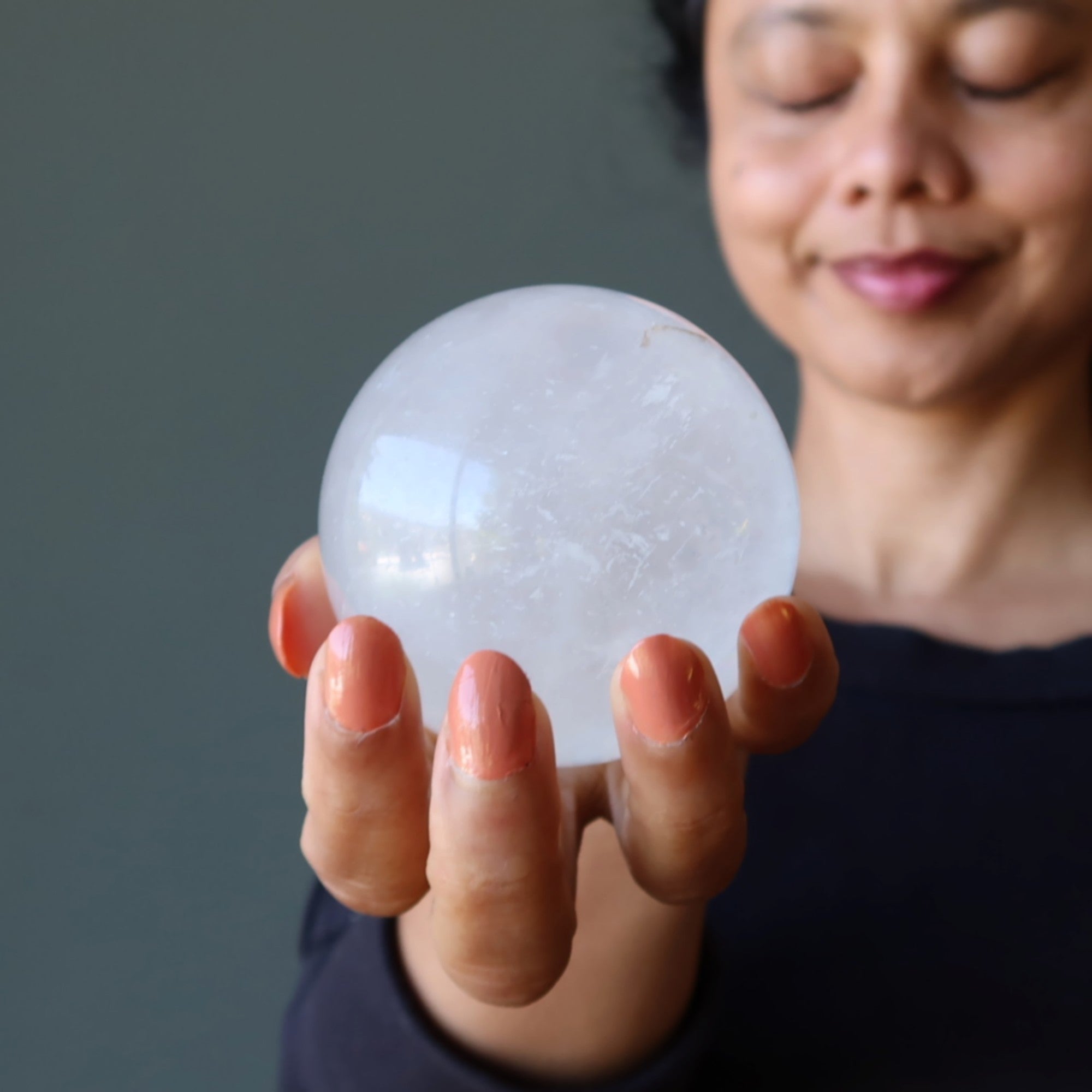 Sphère de calcite blanche (boule de cristal divinatoire optique)