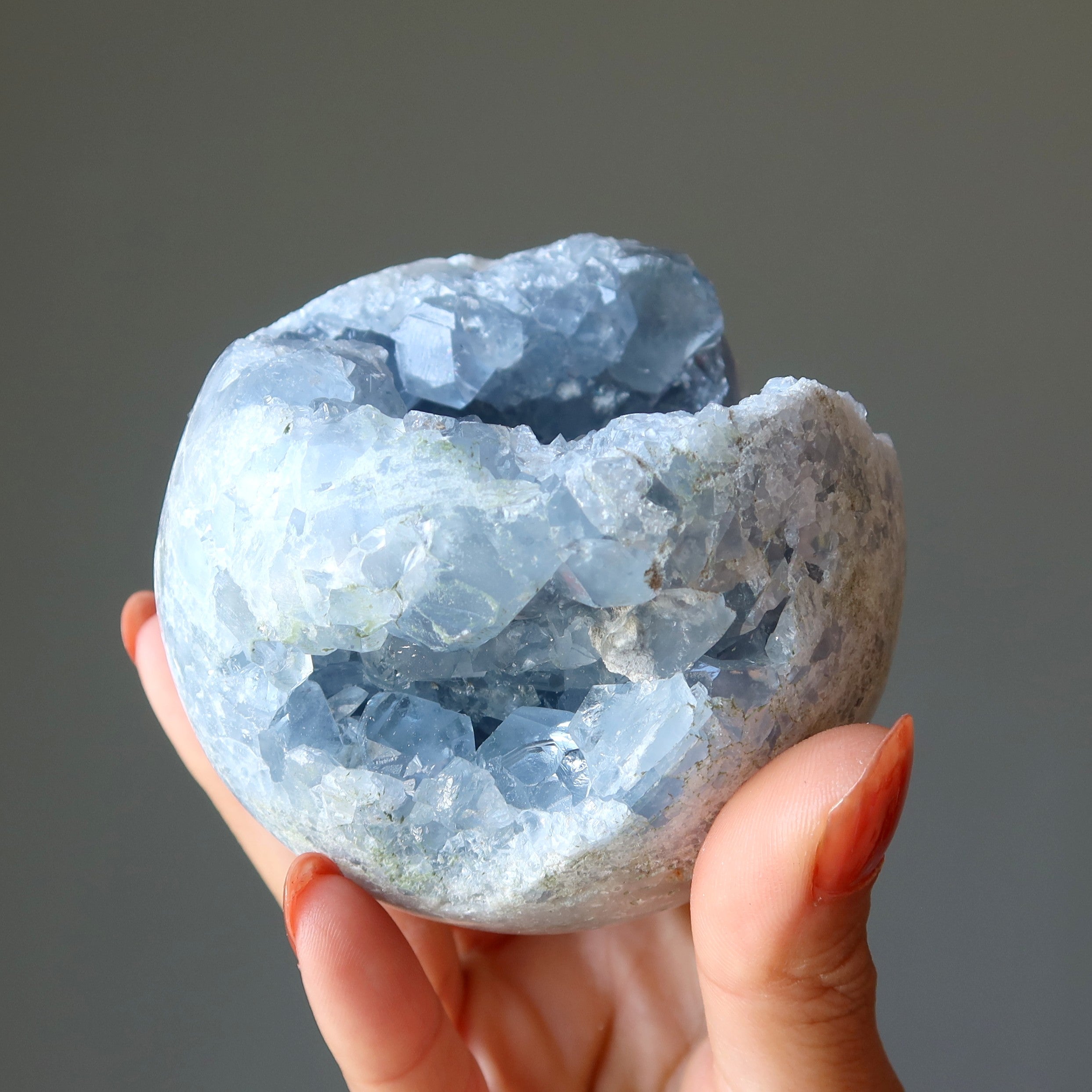 Sphère de Célestite Boule de Cristal en Grappe de Géodes Bleues