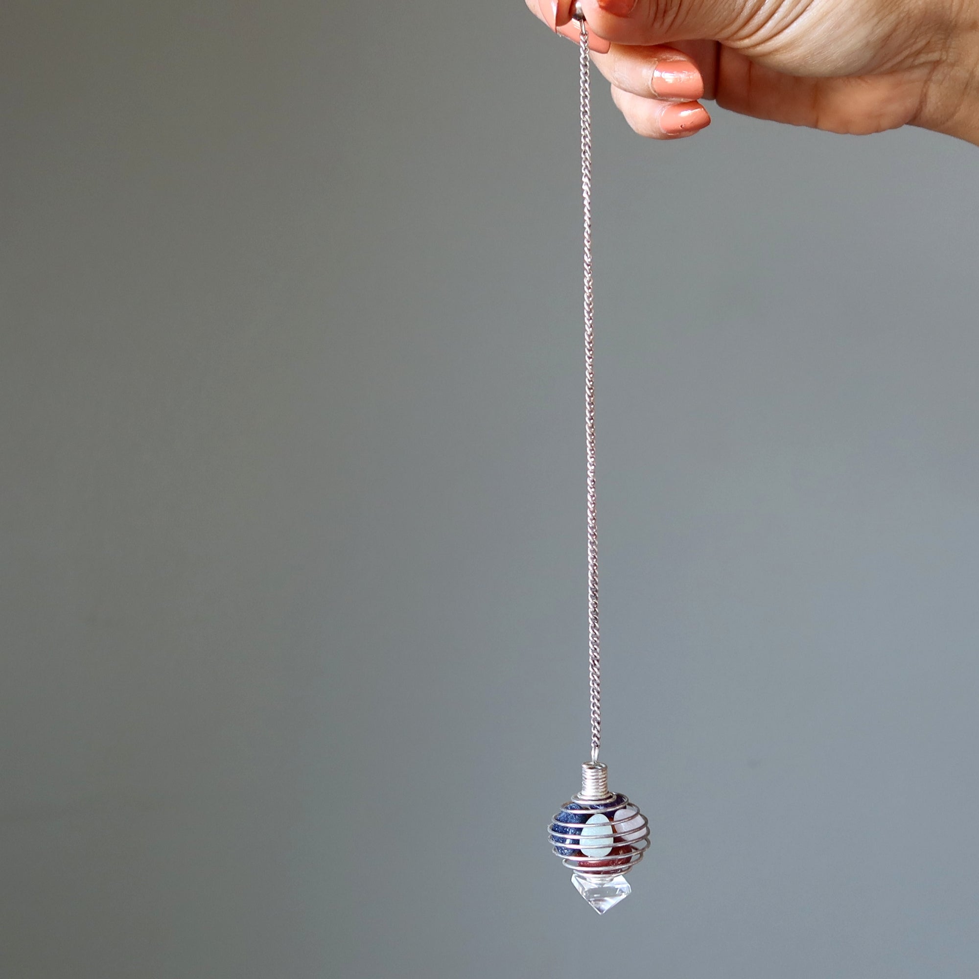 Pendentif en cristal de chakra en pierres roulées et cage pyramide en quartz