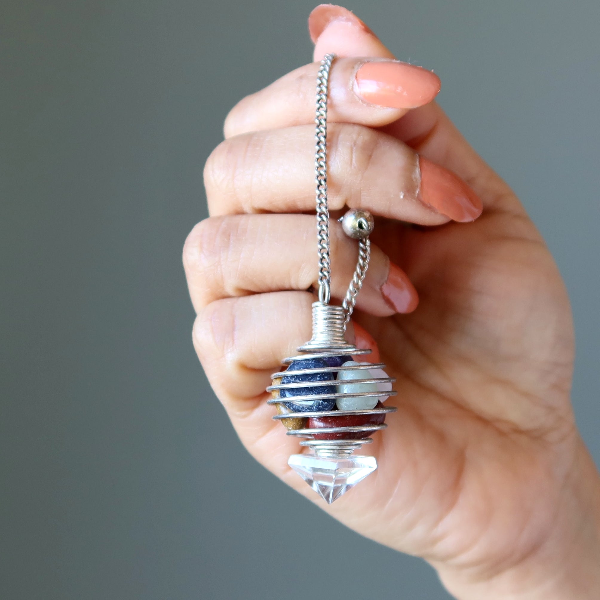 Pendentif en cristal de chakra en pierres roulées et cage pyramide en quartz
