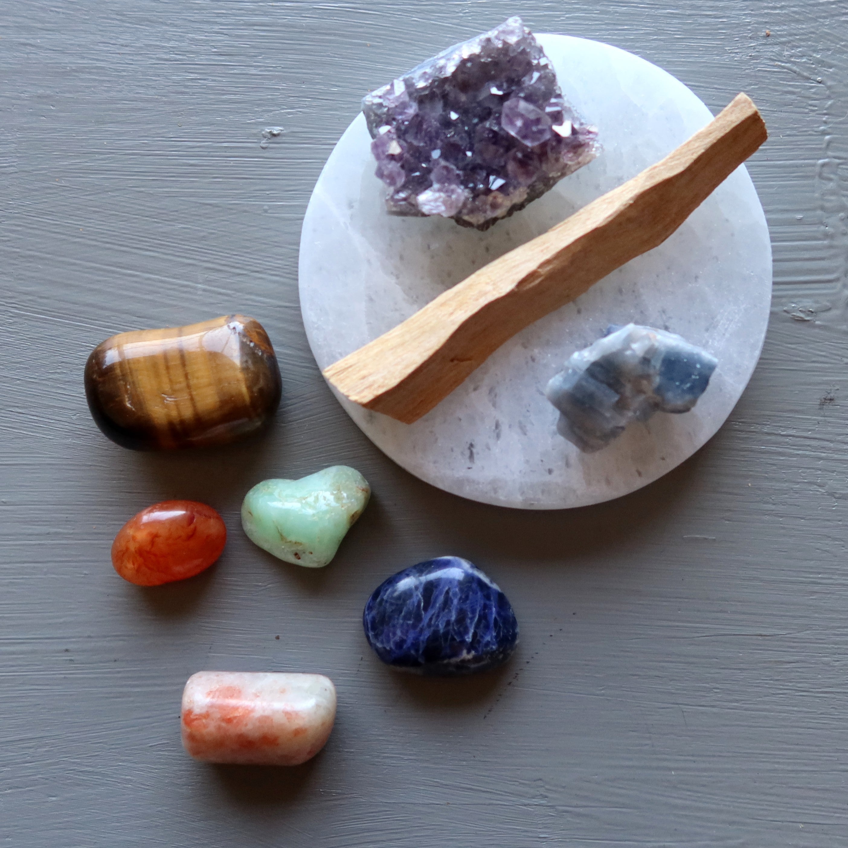 Chakra-Set 7 Steine und Selenit-Ladeplatte/Reiniger