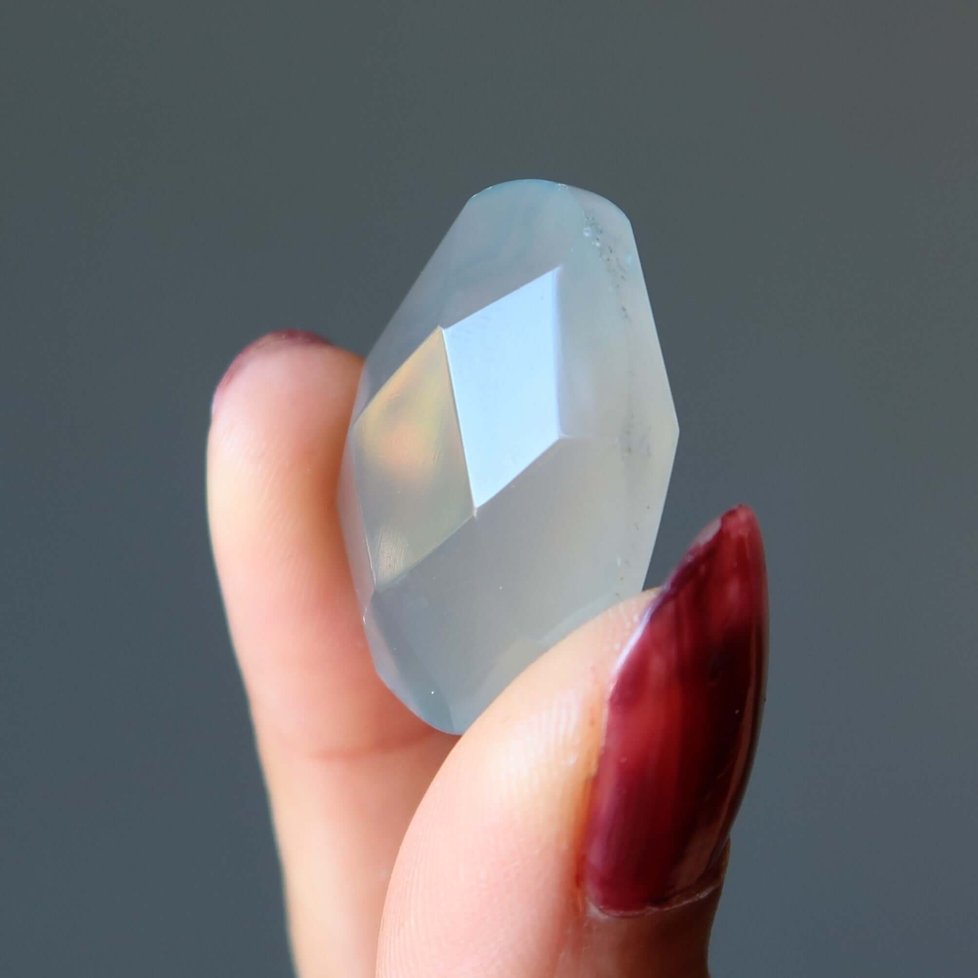 Pierre précieuse facettée en forme de poire, agencement de cristal quadrillé en calcédoine