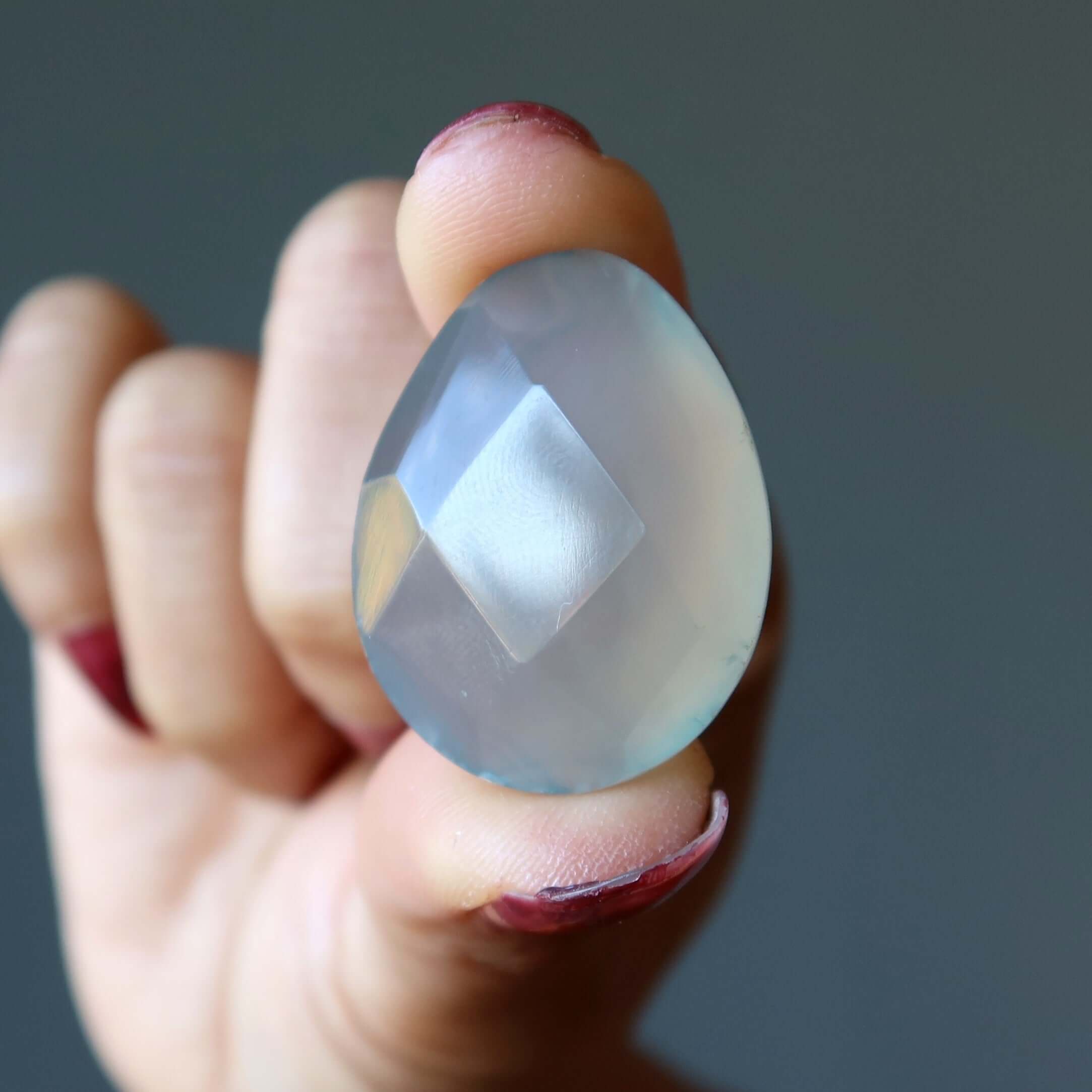 Pierre précieuse facettée en forme de poire, agencement de cristal quadrillé en calcédoine